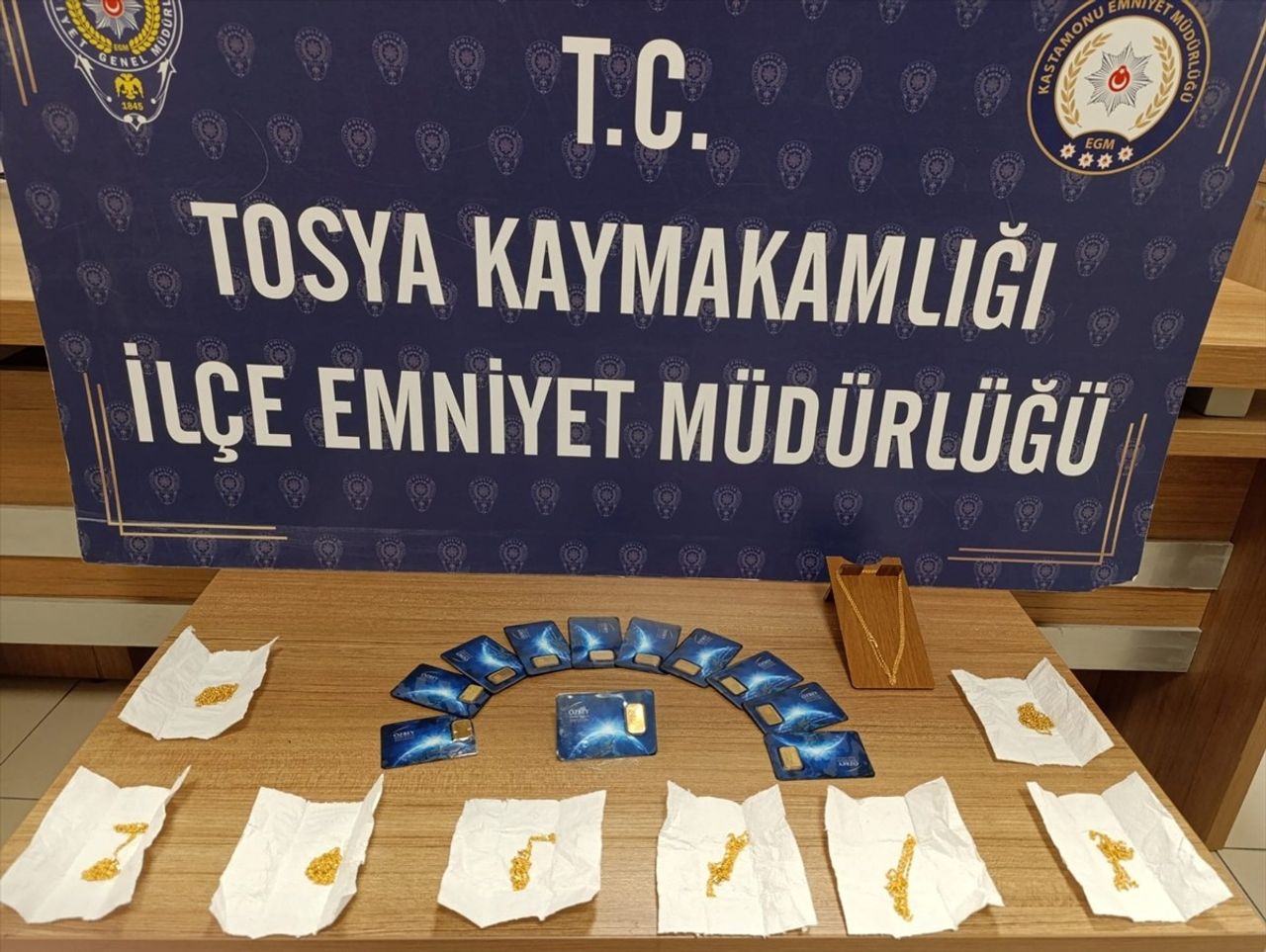 Kastamonu'da "sahte altın" operasyonunda 3 kişi yakalandı. Ekipler, il merkezi ve Tosya'da 30...