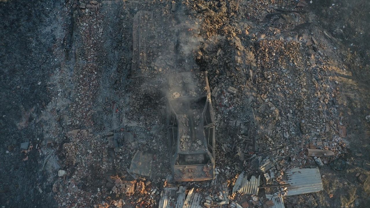 Kastamonu'nun Azdavay ilçesinde çıkan yangında 6 samanlık ile otomobil kullanılamaz hale...