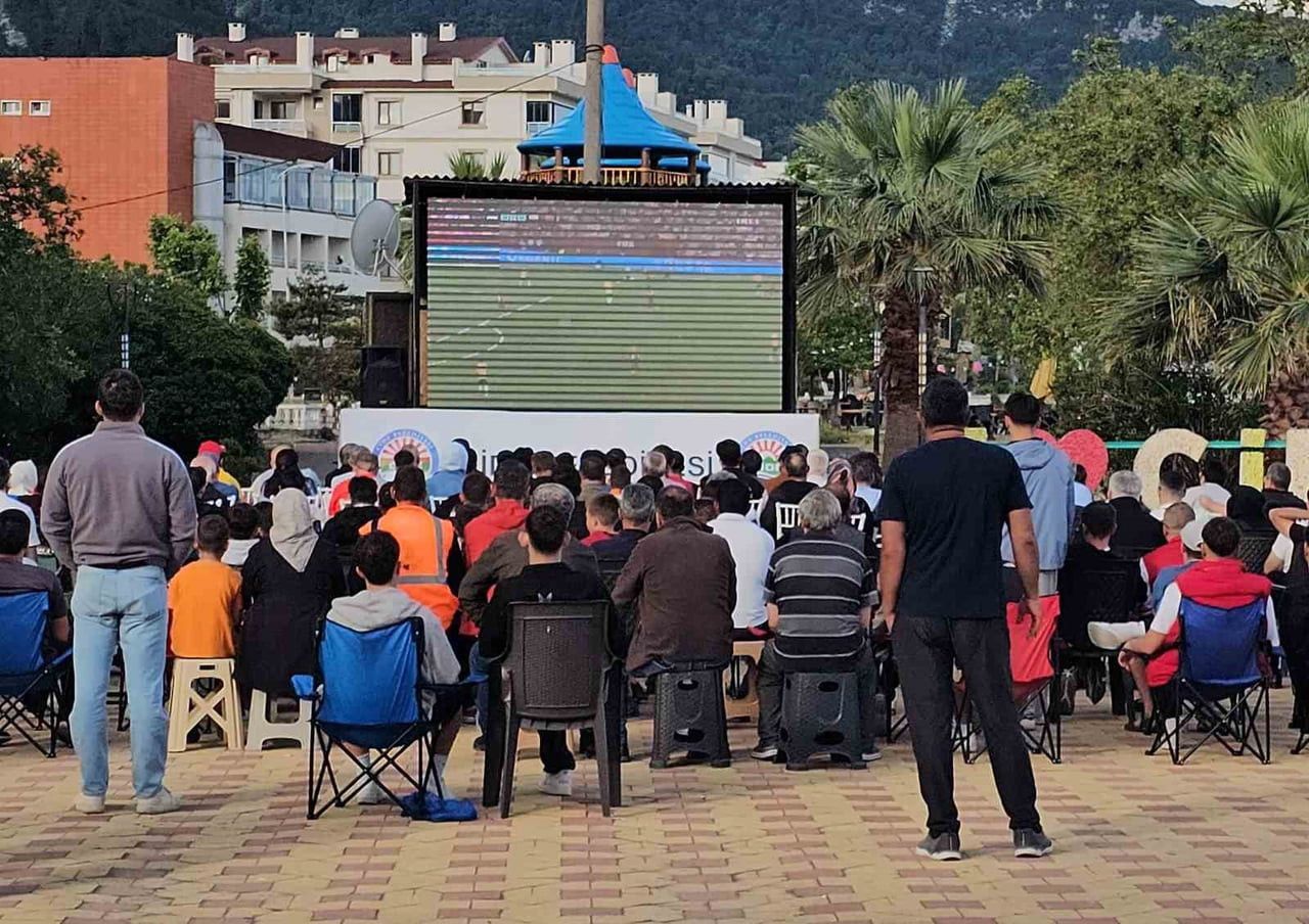 KASTAMONU'NUN CİDE İLÇESİNDE VATANDAŞLAR, A MİLLİ FUTBOL TAKIMI'NIN 2026 DÜNYA KUPASI'NDAKİ İLK...
