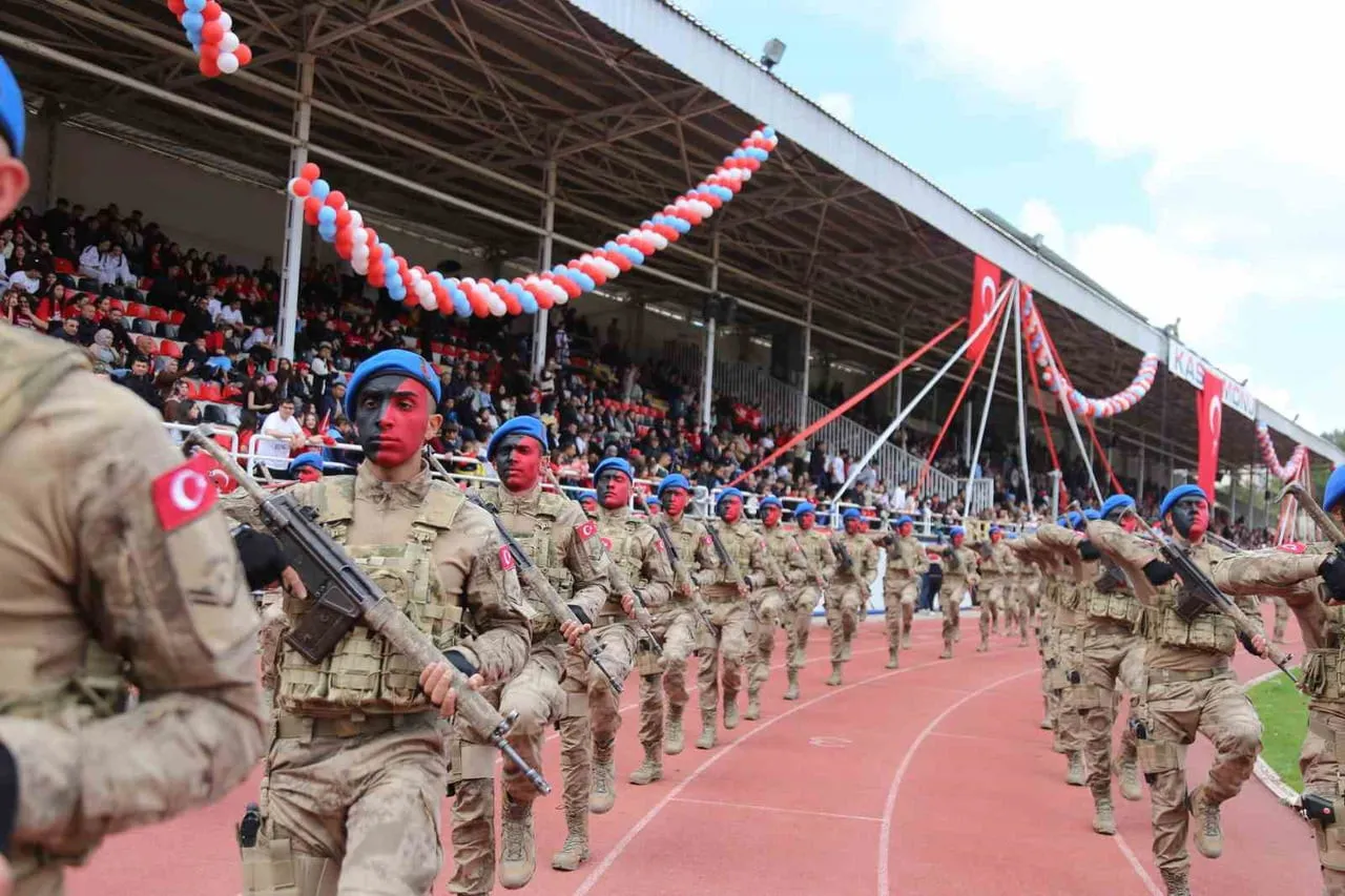 KASTAMONU’DA 19 MAYIS KUTLAMALARINDA SAHNE ALAN JANDARMA KOMANDOLARI, VATANDAŞLARA HEYECAN DOLU...