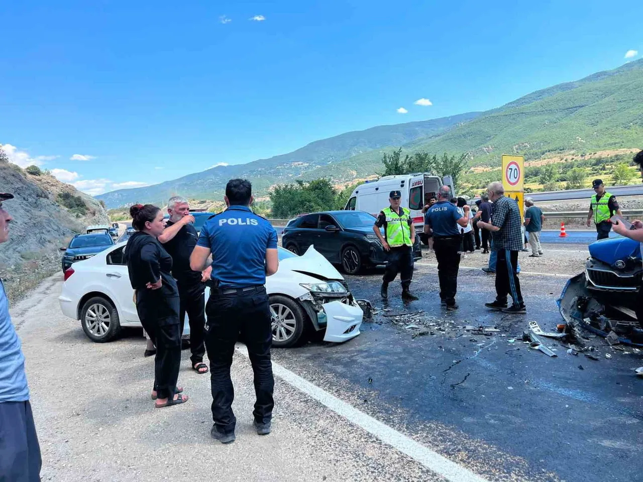KASTAMONU’NUN HANÖNÜ İLÇESİNDE İKİ OTOMOBİLİN ÇARPIŞMASI NETİCESİNDE MEYDANA GELEN KAZADA 5 KİŞİ...