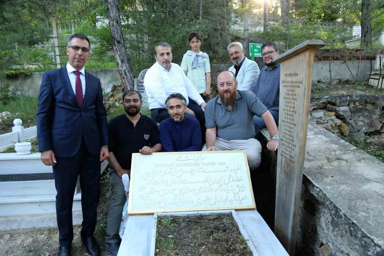 KASTAMONU’NUN ÖNEMLİ HAT ÜSTATLARINDAN HATTAT MUHİTTİN TANIR’IN KABRİ, VEFATINDAN 70 YIL SONRA...