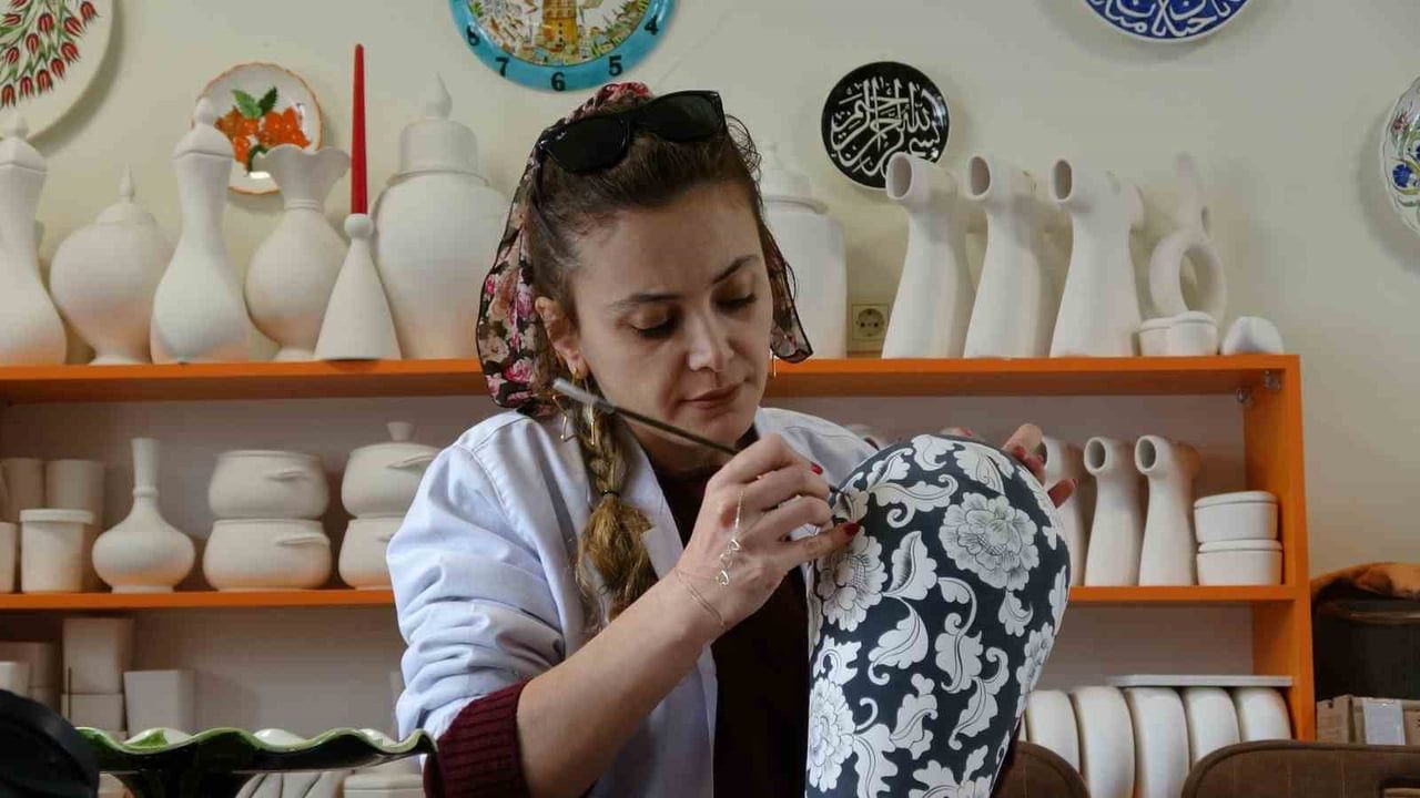 KATILDIĞI SERGİDE İLGİ DUYDUĞU VE HOBİ OLARAK ÖĞRENDİĞİ ÇİNİ SANATINI MESLEK HALİNE GETİREN ÖZLEM...