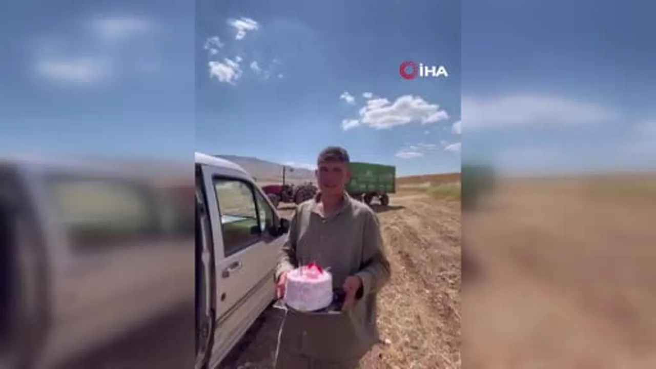 Kavurucu sıcağa inat mercimek tarlasında doğum günü sürprizi