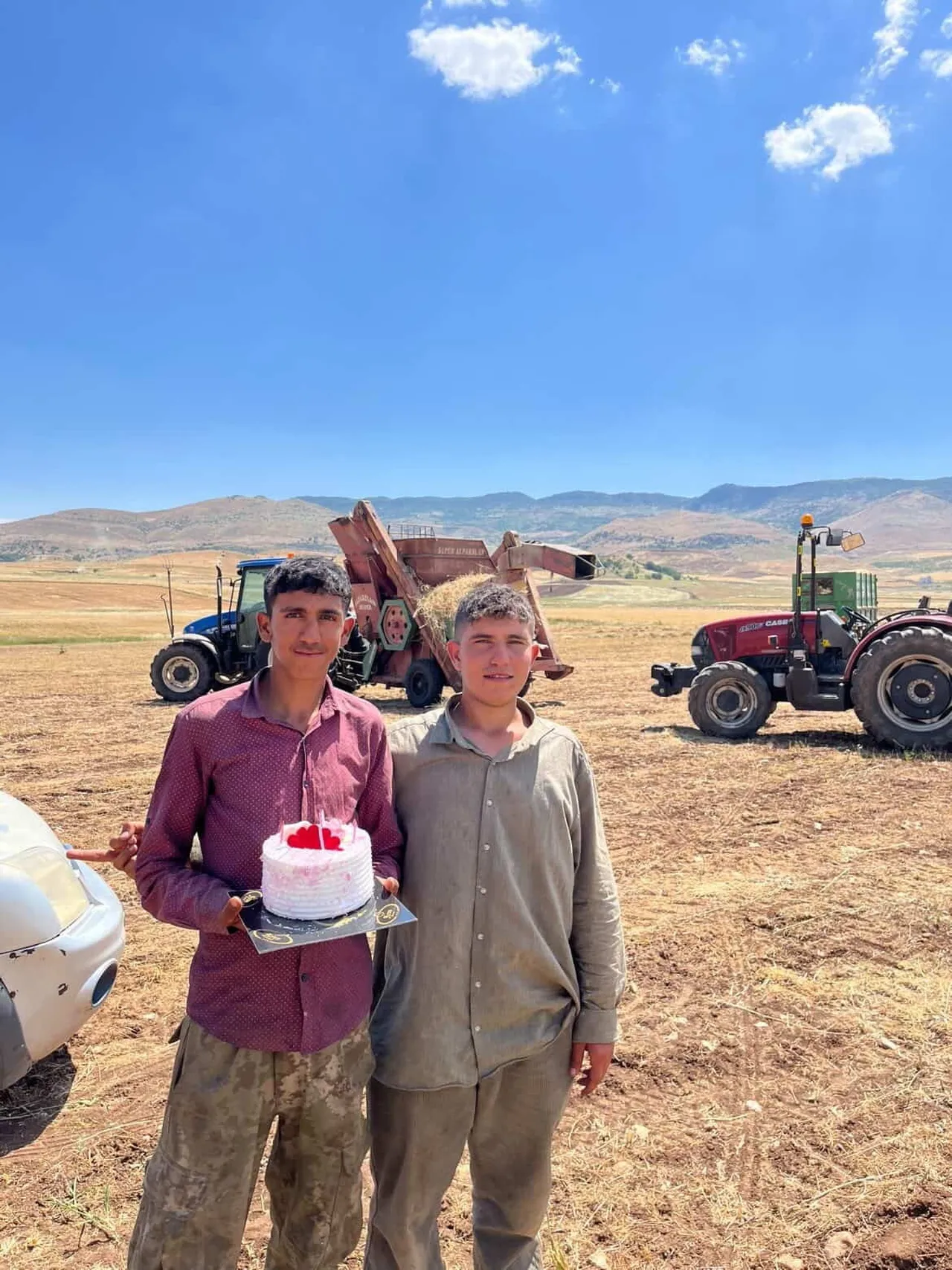 KAVURUCU SICAĞA İNAT MERCİMEK TARLASINDA DOĞUM GÜNÜ SÜRPRİZİ