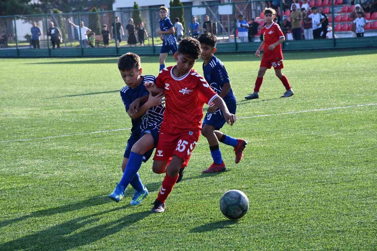 KAYSERİ U11 LİGİ’NDE 2025-2026 SEZONU ŞAMPİYONU MELİKGAZİ BELEDİYESPOR OLDU