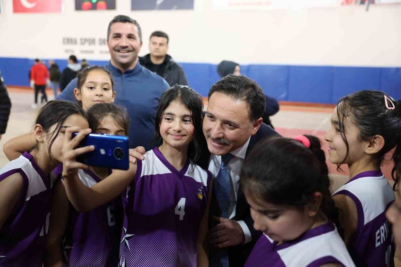 KAYSERİ VALİSİ GÖKMEN ÇİÇEK’İN ÖNCÜLÜĞÜNDE HAYATA GEÇİRİLEN VE GENÇLERİ SPORLA BULUŞTURMAYI...
