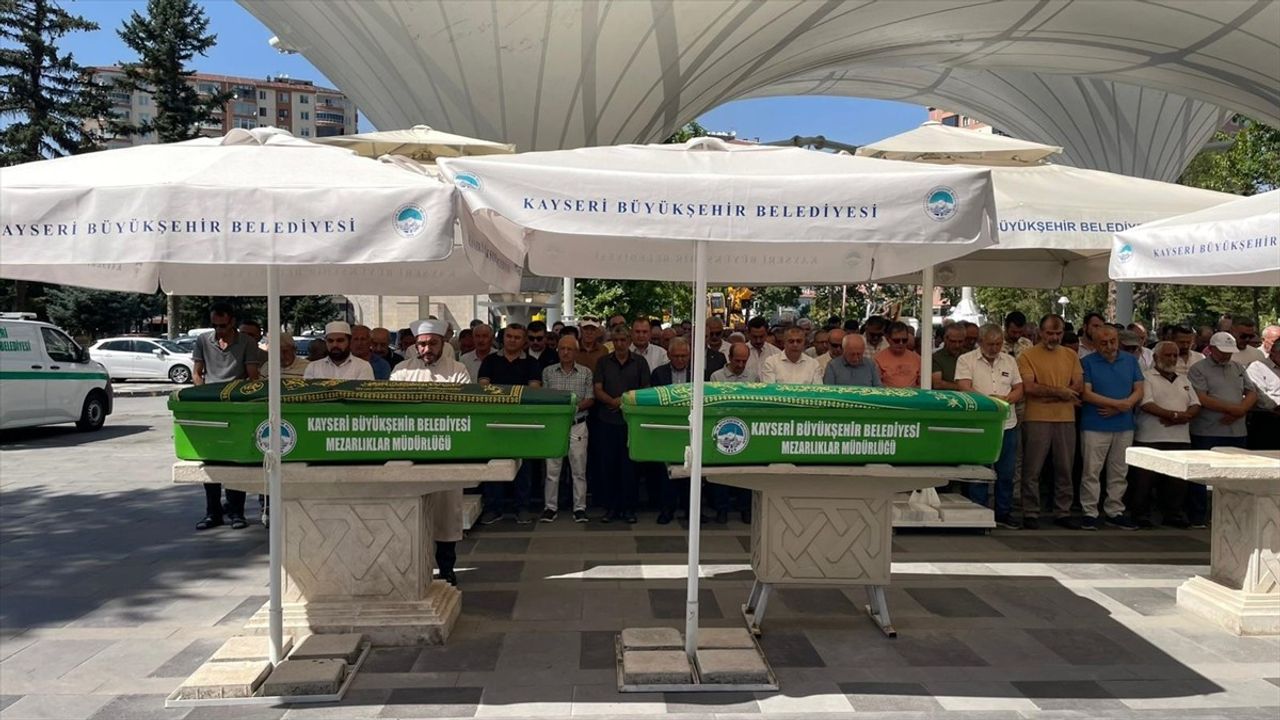 Kayseri'de Erciyes Dağı'nda kaldıkları çadırda karbonmonoksit gazından zehirlenerek hayatını...