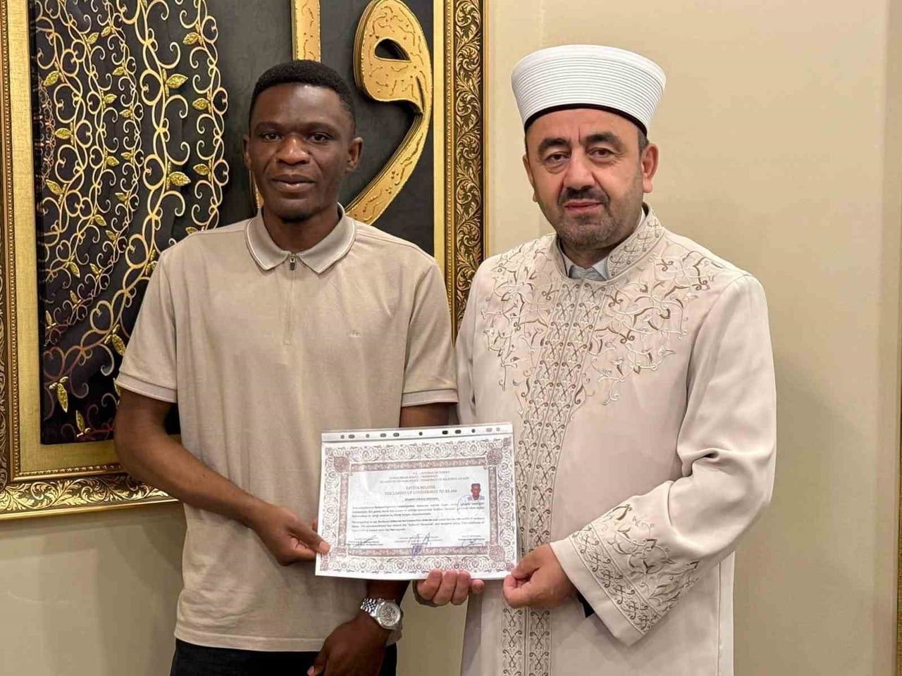 KAYSERİ'DE YAŞAYAN ZAMBİYA VATANDAŞI DOMİNİC SİNGOMA, MÜSLÜMAN OLARAK 'MUSA' ADINI ALDI.