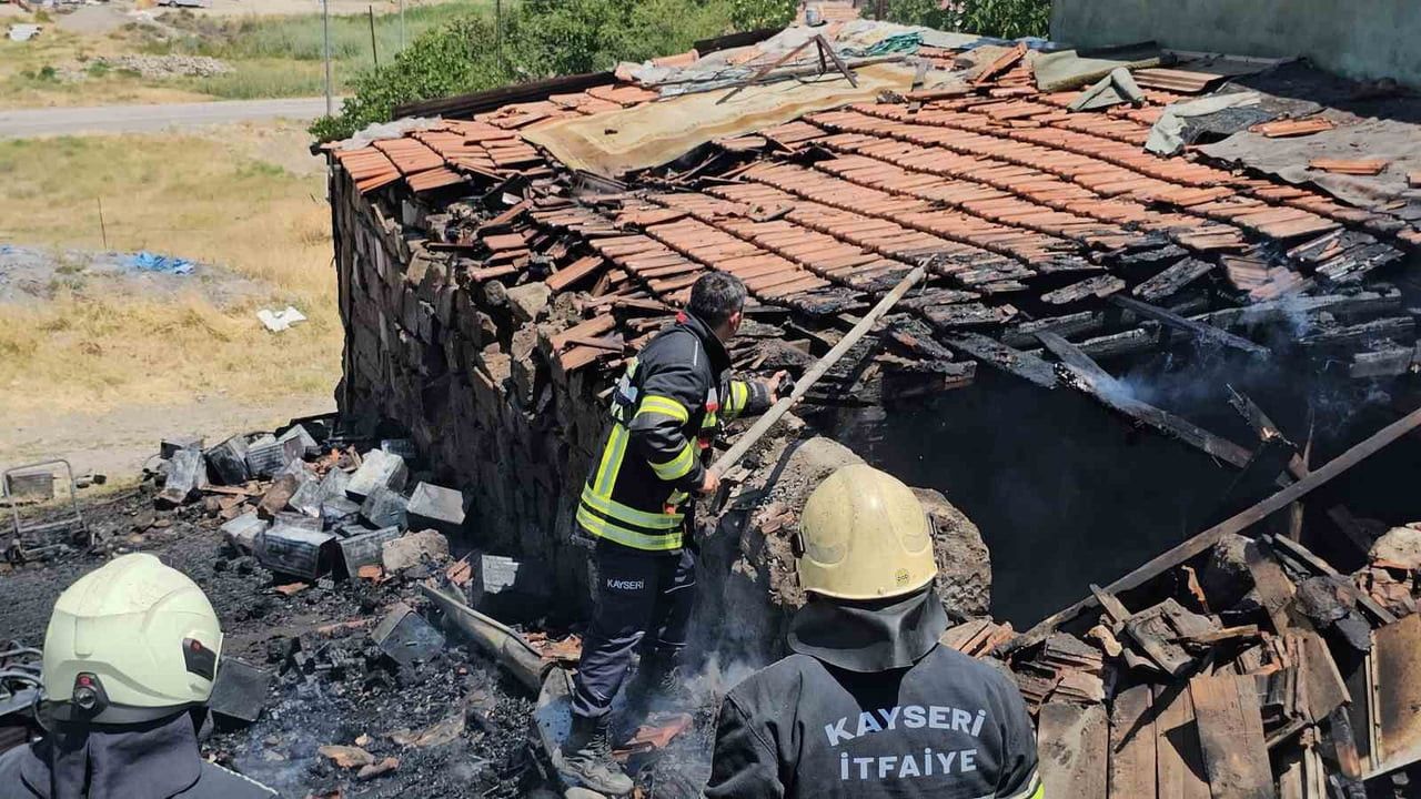 KAYSERİ'NİN KOCASİNAN İLÇESİNDE MÜSTAKİL EVİN EKLENTİSİNDEKİ KÖMÜRLÜKTE ÇIKAN YANGIN, İTFAİYE...