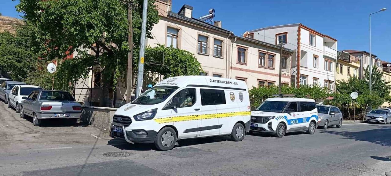 KAYSERİ'NİN MELİKGAZİ İLÇESİNDE GÖĞSÜNDEN BIÇAKLANAN 30 YAŞINDAKİ GENÇ YARALANDI.