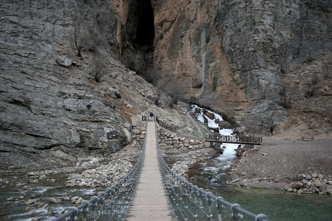 Kayseri'nin şelaleleriyle ünlü Yahyalı ilçesindeki Göksu Şelalesi, yenilenen ve ulaşım kolaylığı...