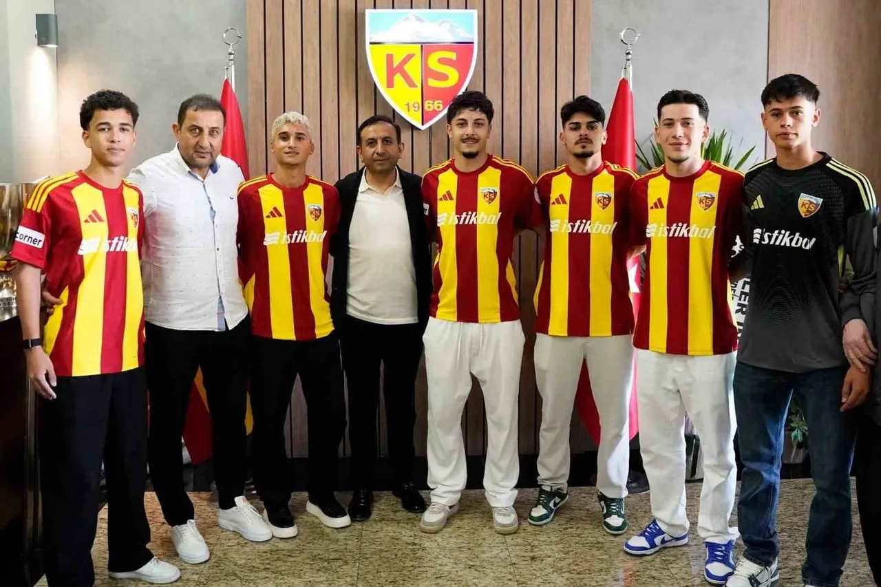 KAYSERİSPOR, ALTYAPIDAN 6 OYUNCU İLE PROFESYONEL SÖZLEŞME İMZALADI.