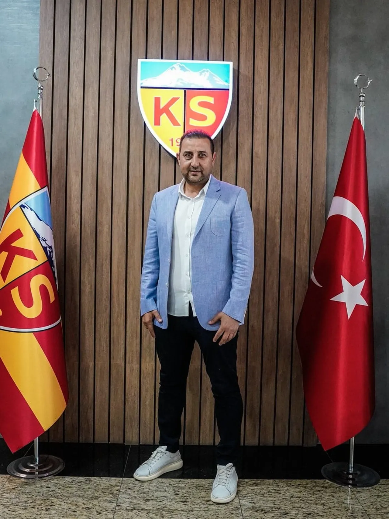 KAYSERİSPOR KULÜBÜ, SOSYAL MEDYA HESABINDAN YAPTIĞI PAYLAŞIMLA KULÜP MENAJERLİĞİ GÖREVİ İÇİN SEYİT...