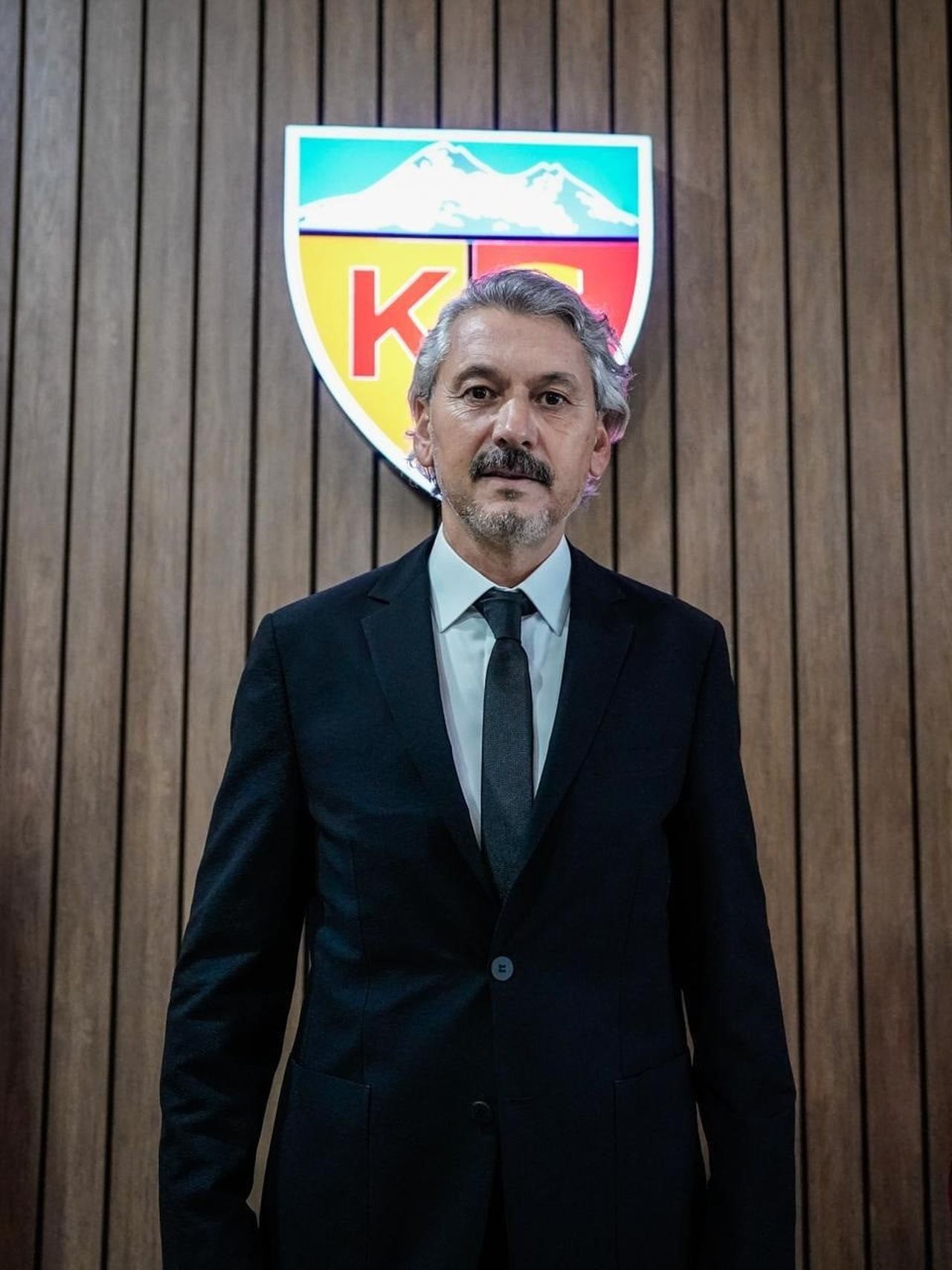KAYSERİSPOR KULÜBÜ, SOSYAL MEDYA HESABINDAN YAPTIĞI PAYLAŞIMLA TEKNİK DİREKTÖRLÜK GÖREVİ İÇİN...