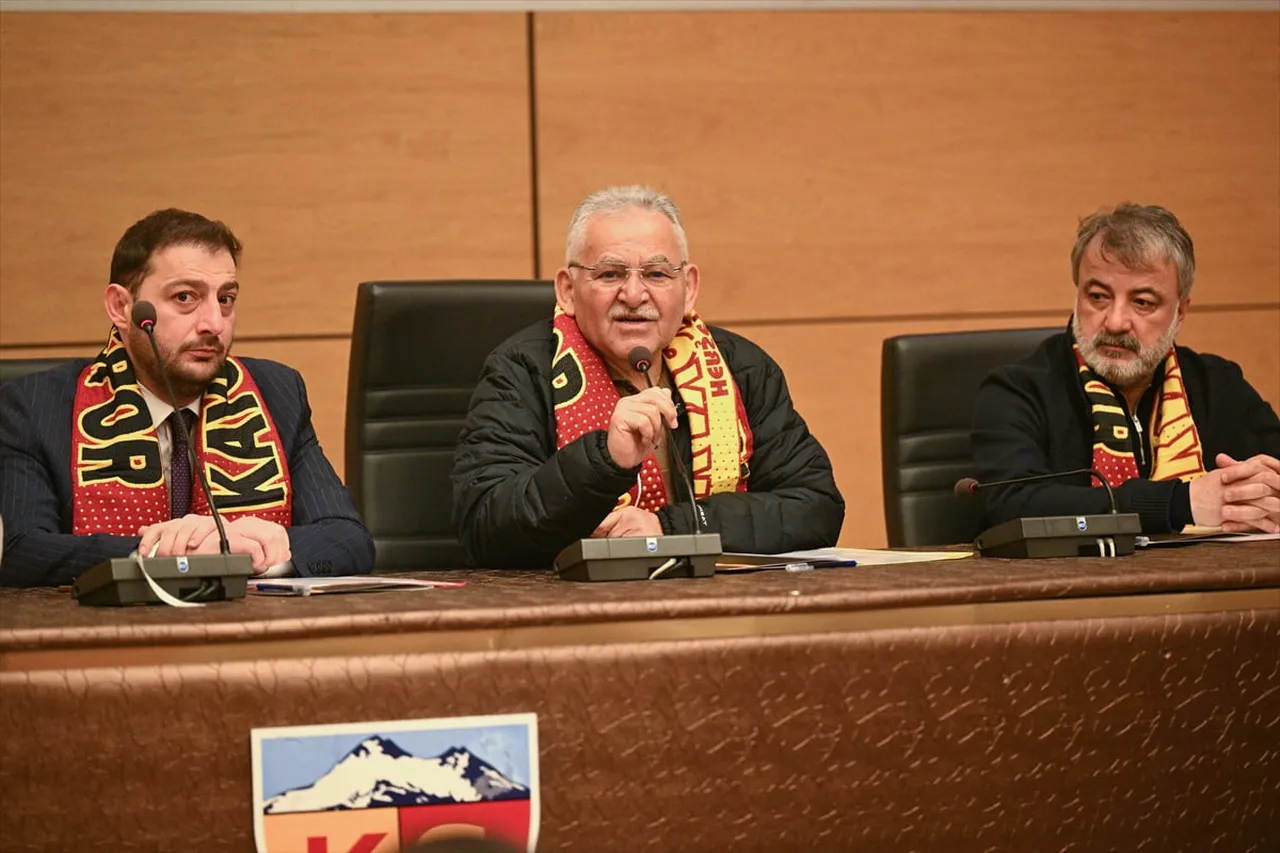 Kayserispor Kulübünün Kadir Has Kongre Merkezi Konferans Salonu'nda gerçekleştirilen olağanüstü...