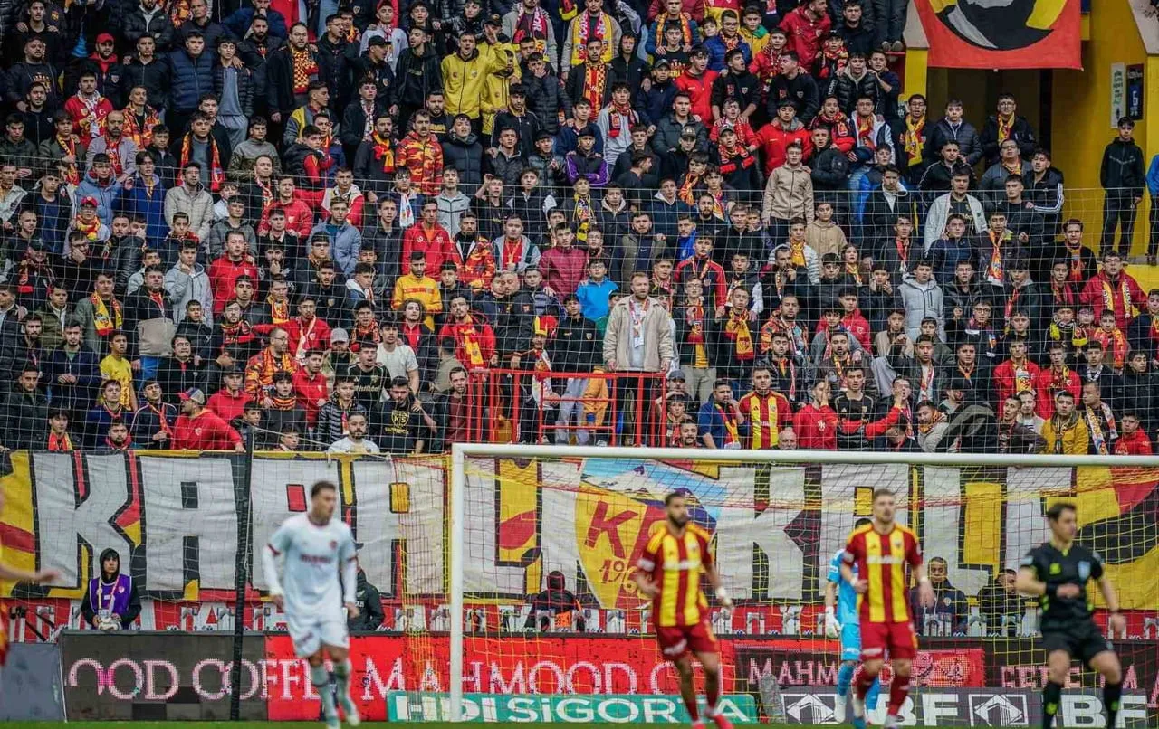 KAYSERİSPOR TARAFTARLAR DERNEĞİ KAPALI KALE, YAZILI BİR AÇIKLAMA YAPARAK YÖNETİM KURULUNU İSTİFAYA...