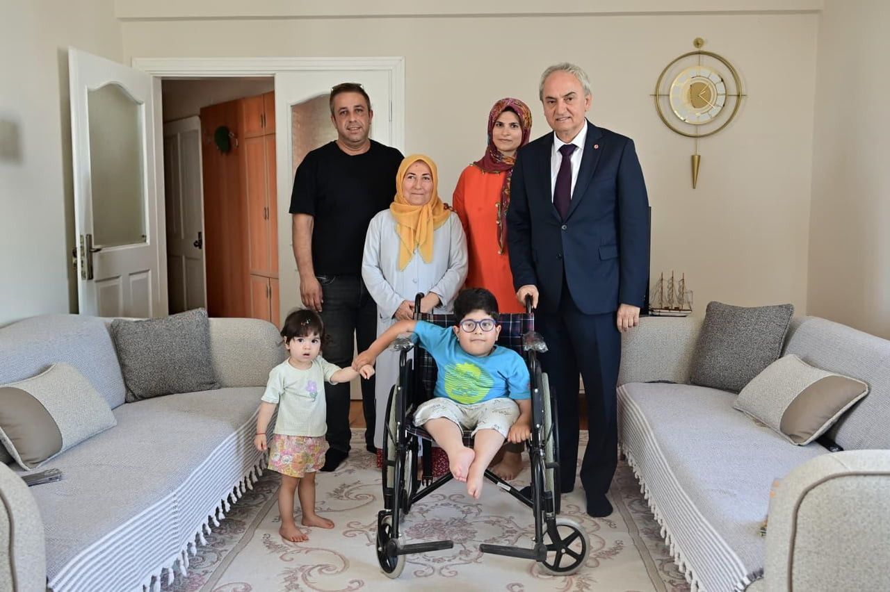 KEPEZ BELEDİYE BAŞKANI MESUT KOCAGÖZ, 1. SINIF ÖĞRENCİSİ DOĞUŞTAN ENGELLİ KERİM ASAF’IN KARNE...