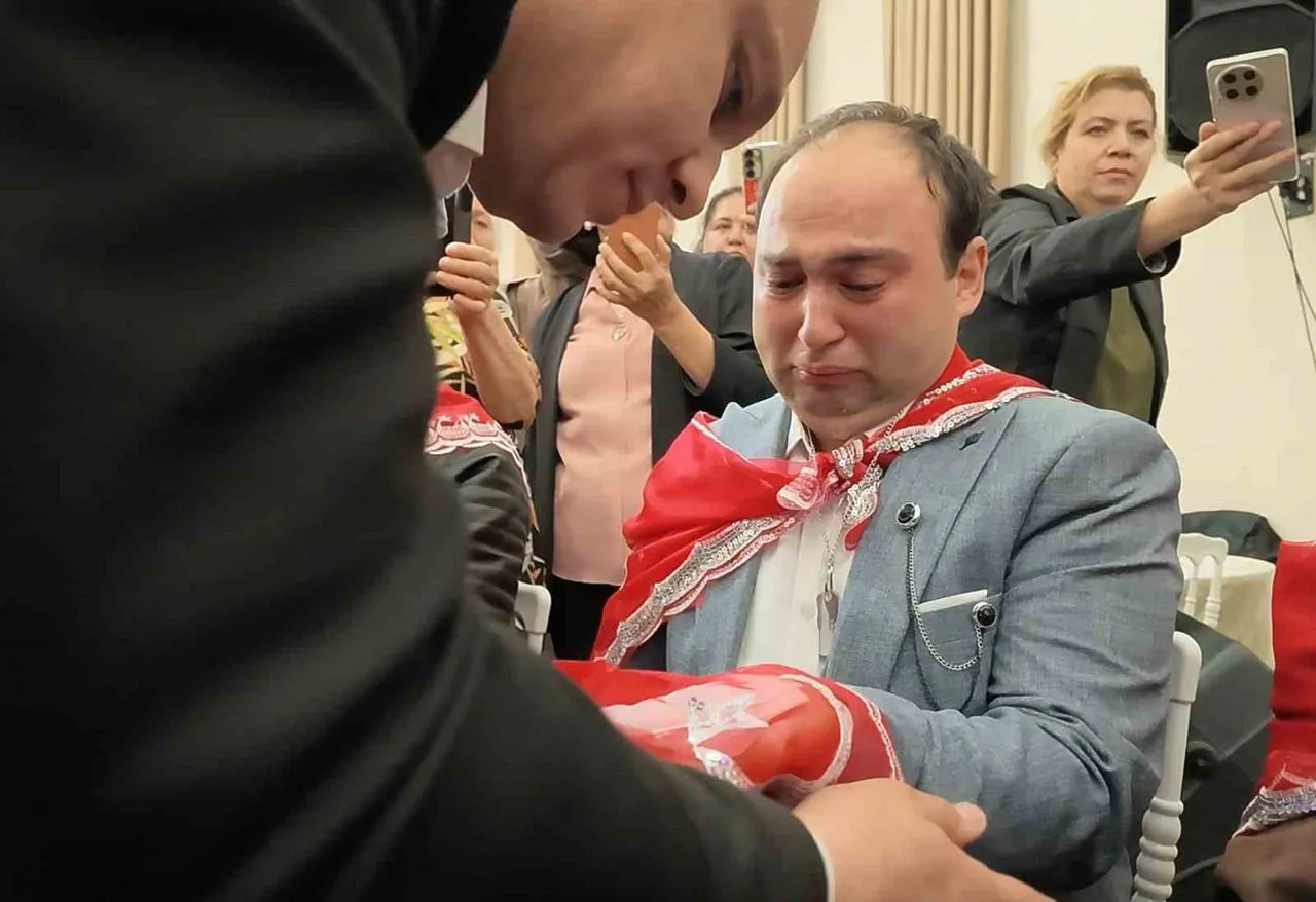 KIRIKKALE BELEDİYE BAŞKANI AHMET ÖNAL, ÖZEL BİREY MUSTAFA TAŞDEMİR'İN ELİNE KINA YAKTI