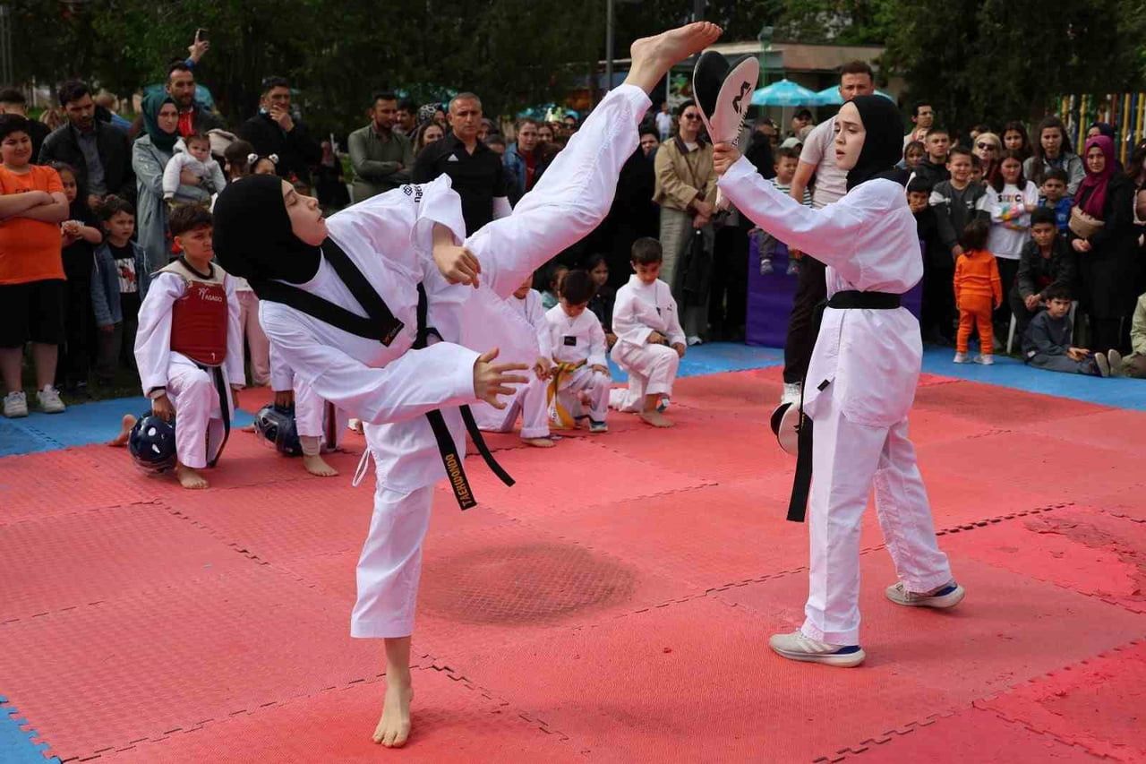 KIRIKKALE BELEDİYESİ TARAFINDAN DÜZENLENEN 19 MAYIS PROGRAMINDA, GENÇLER VE AMATÖR KULÜPLER...