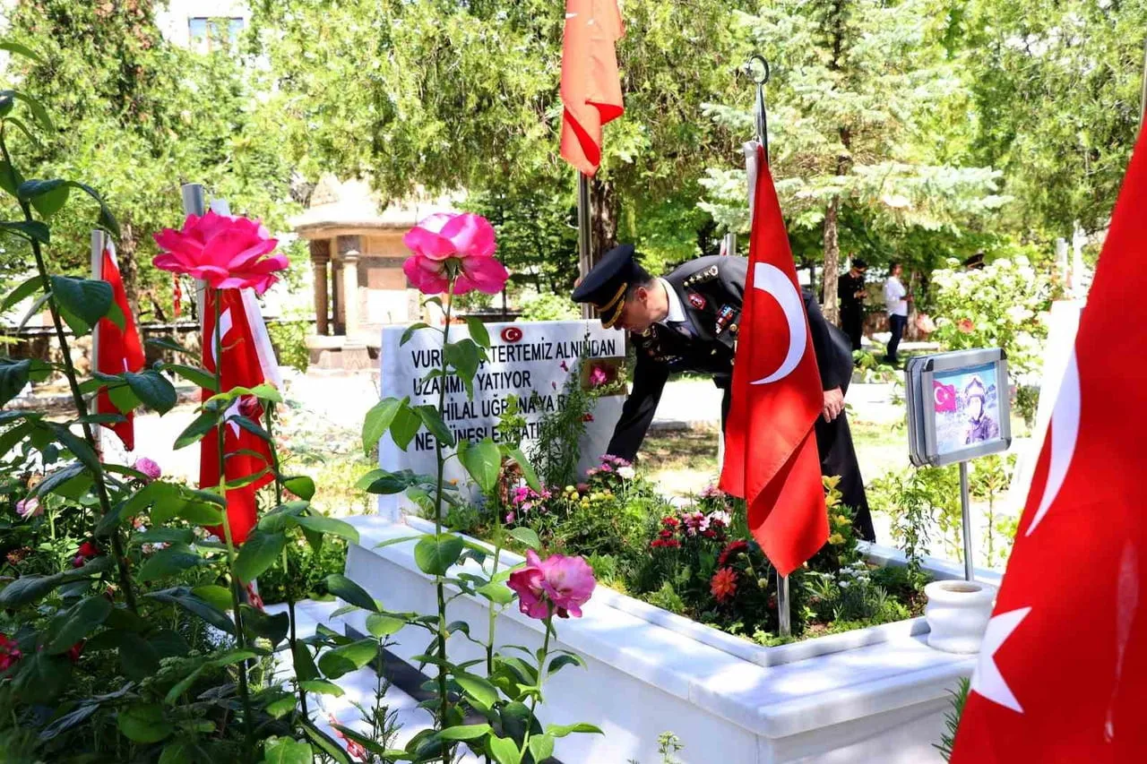 KIRIKKALE İL  KOMUTANI KIDEMLİ ALBAY HASAN ACAR ŞEHİT MEZARINA KARANFİL BIRAKTI