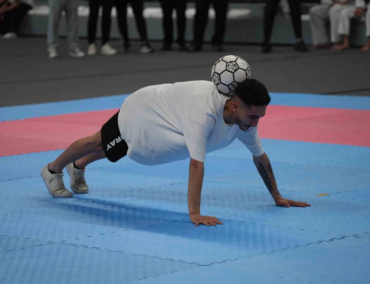 KIRIKKALE'DE 19 MAYIS KUTLAMALARINDA 22 YAŞINDAKİ FABRİKA İŞÇİSİNİN FREESTYLE FUTBOL PERFORMANSI...