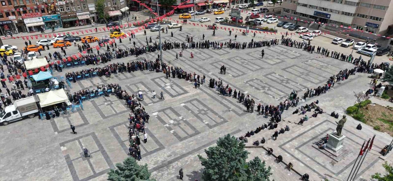 KIRIKKALE'DE ÜCRETSİZ SEBZE FİDESİ DAĞITIMI İÇİN GENCİNDEN YAŞLISINA BİNLERCE VATANDAŞ, SAATLER...
