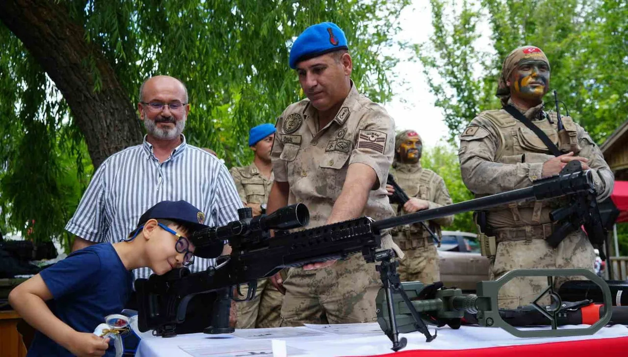 KIRIKKALE’DE AİLE FESTİVALİ’NDE SERGİLENEN YERLİ VE MİLLİ SİLAHLAR, VATANDAŞLARDAN YOĞUN İLGİ...