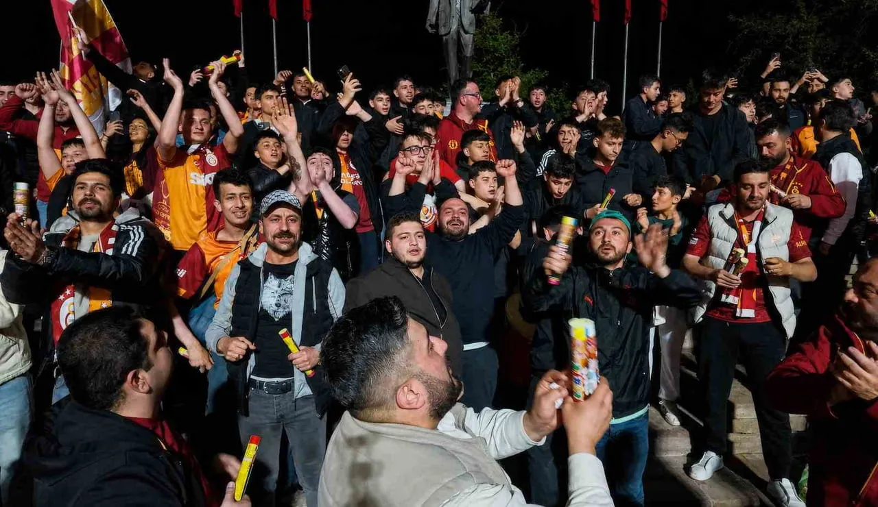 KIRIKKALE’DE SARI-KIRMIZILI TARAFTARLAR, GALATASARAY’IN ŞAMPİYONLUĞUNU COŞKUYLA KUTLADI.
