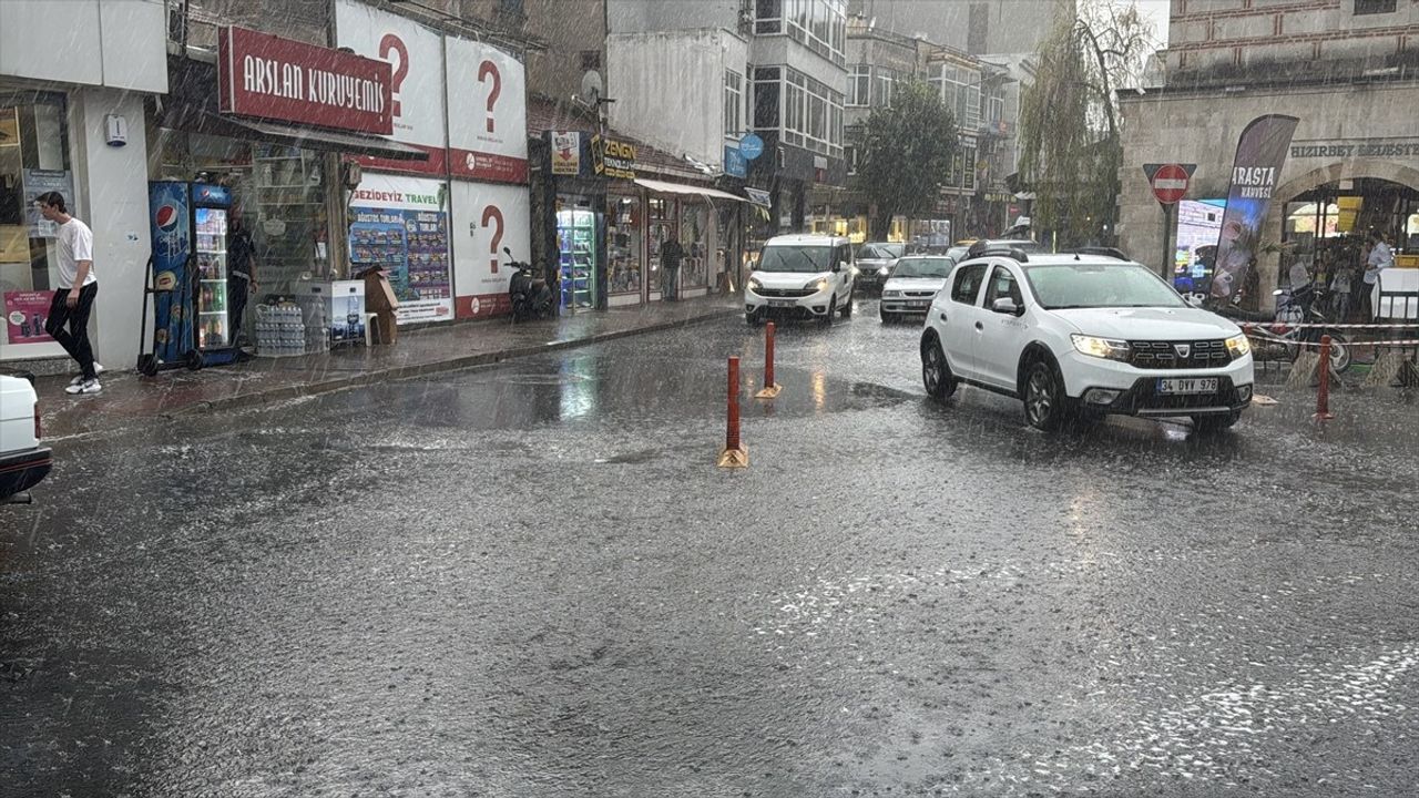 Kırklareli'nde şiddetli sağanak etkili oldu. Öğleden sonra aniden başlayan sağanak yaşamı olumsuz...