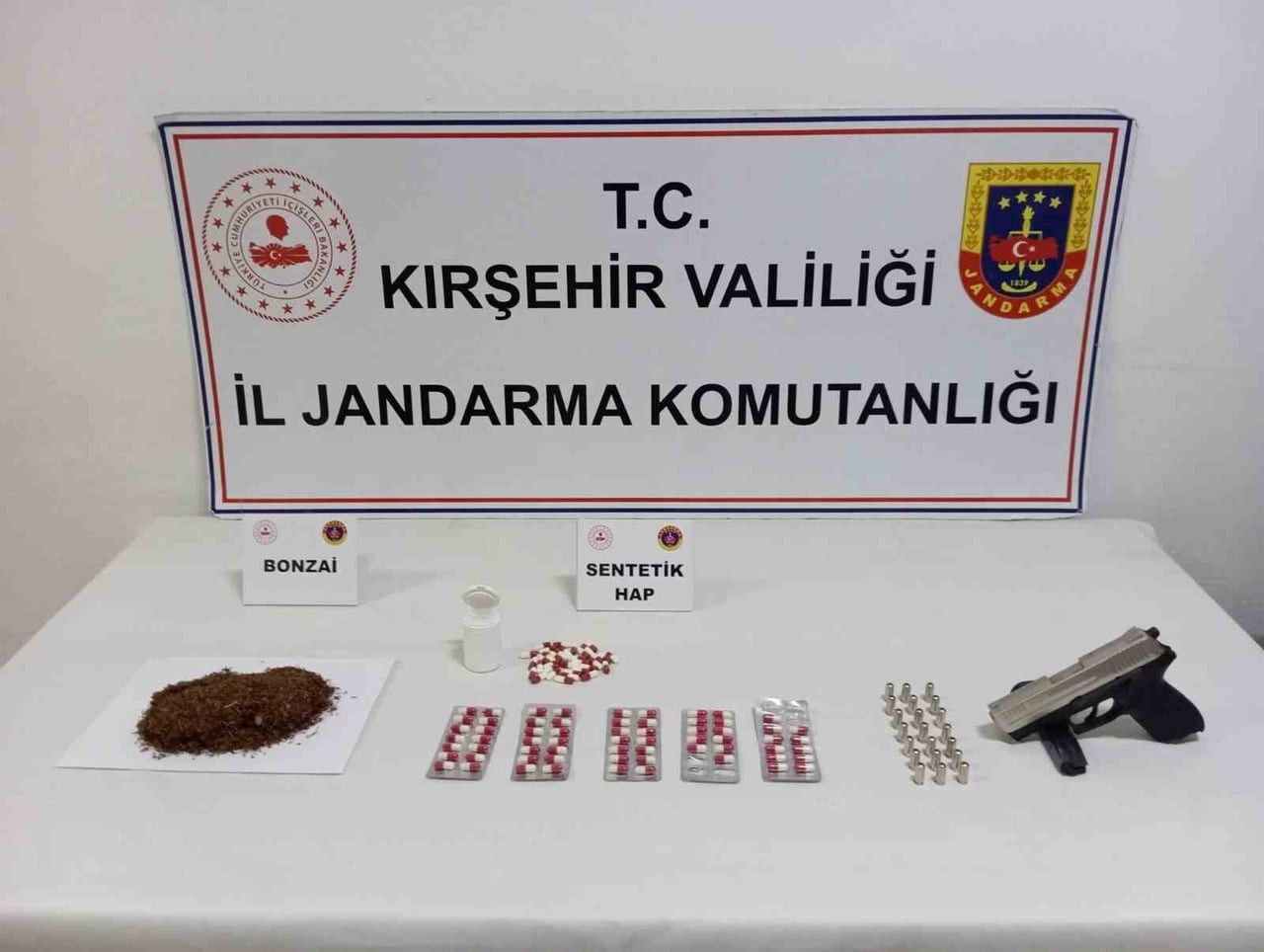 KIRŞEHİR'DE POLİS, UYUŞTURUCU MADDE, SENTETİK HAP, KURU SIKI TABANCA VE FİŞEK ELE GEÇİRDİ.