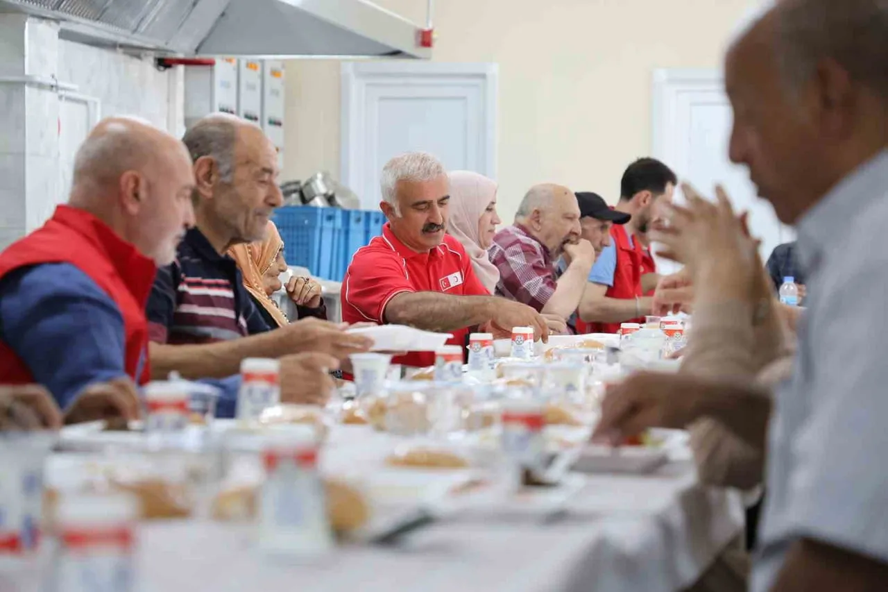 KIZILAY ELAZIĞ ŞUBESİ, AİLE VE SOSYAL HİZMETLER İL MÜDÜRLÜĞÜ'NE BAĞLI GAZİ HUZUREVİ YAŞLI BAKIM VE...