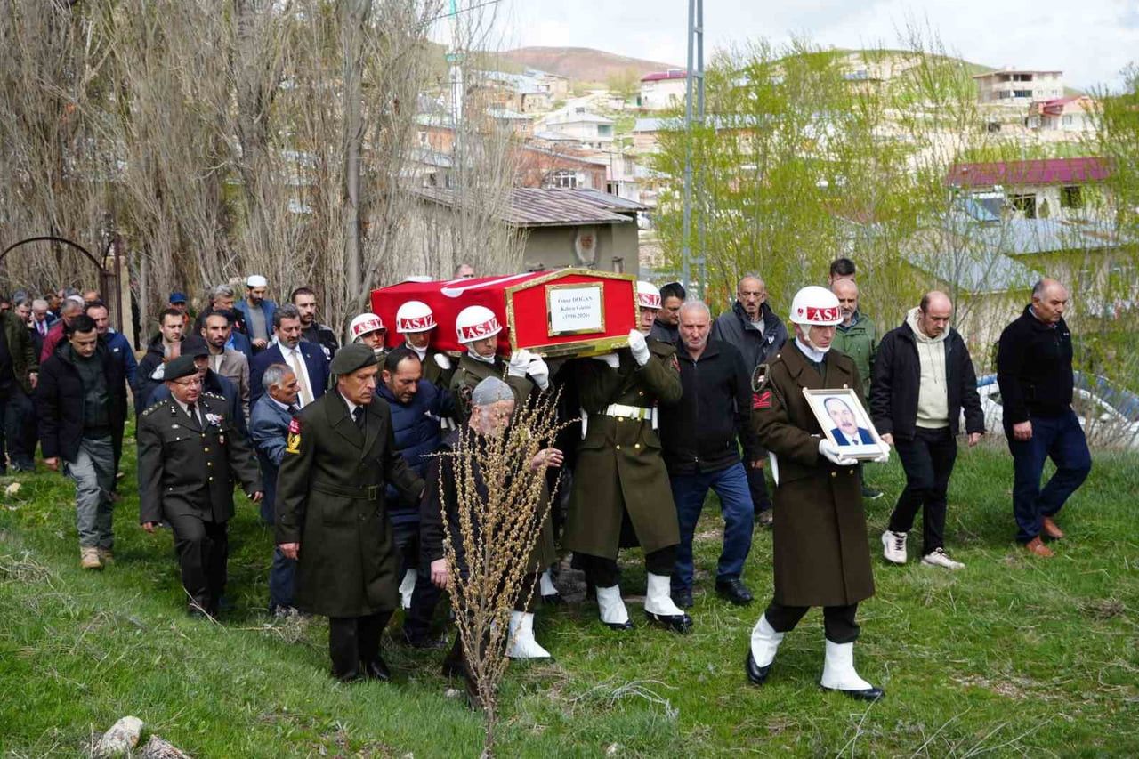KIZINDAN KIBRIS GAZİSİ BABASINA VEDA: "BABAMLA GURUR DUYUYORUM"