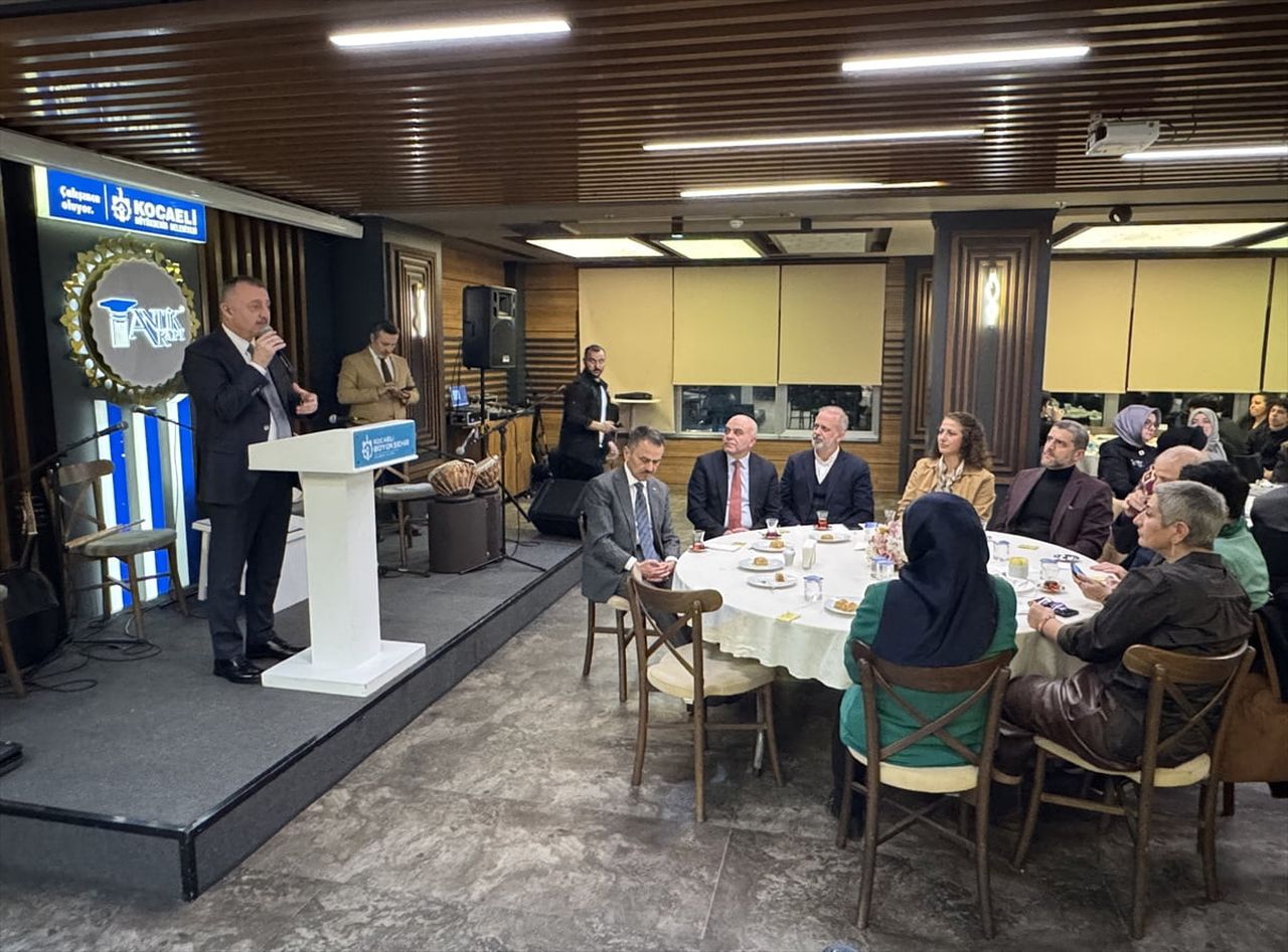 Kocaeli'de Somut Olmayan Kültürel Miras Taşıyıcısı sanatçılar, düzenlenen iftar programında bir...