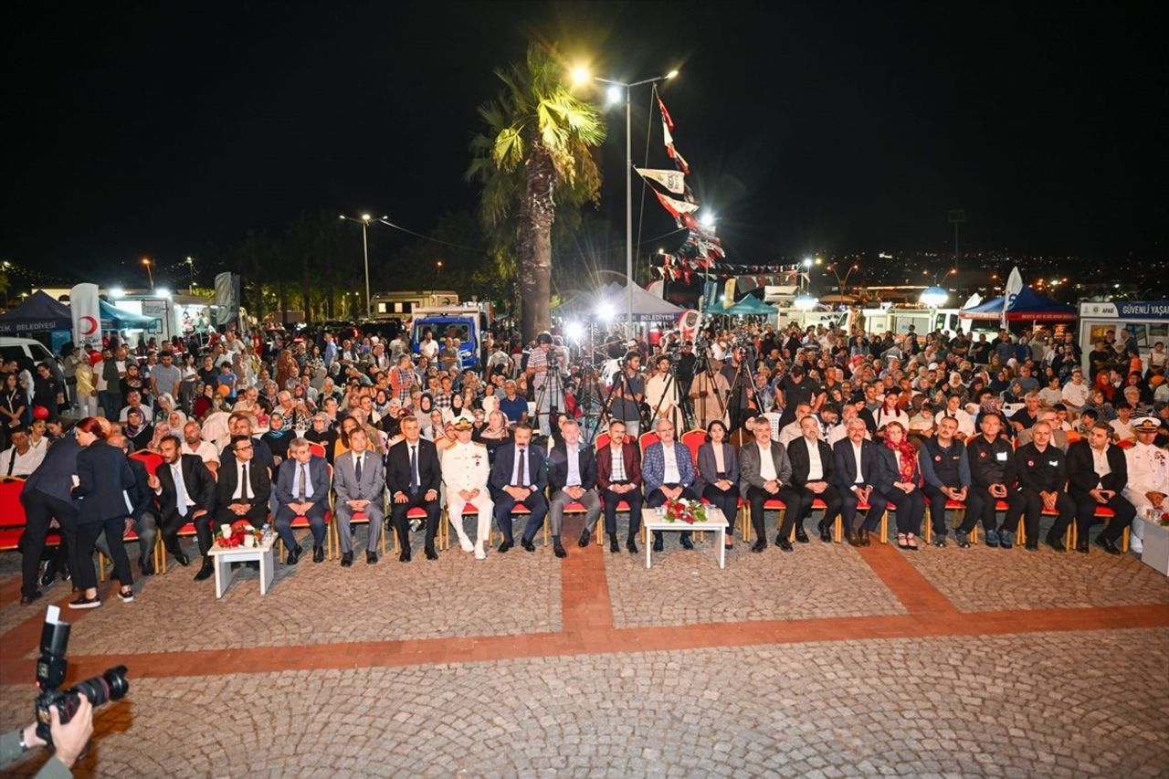 Kocaeli'nin Gölcük ilçesinde, 17 Ağustos 1999 Marmara Depremi'nde hayatını kaybedenler için anma...
