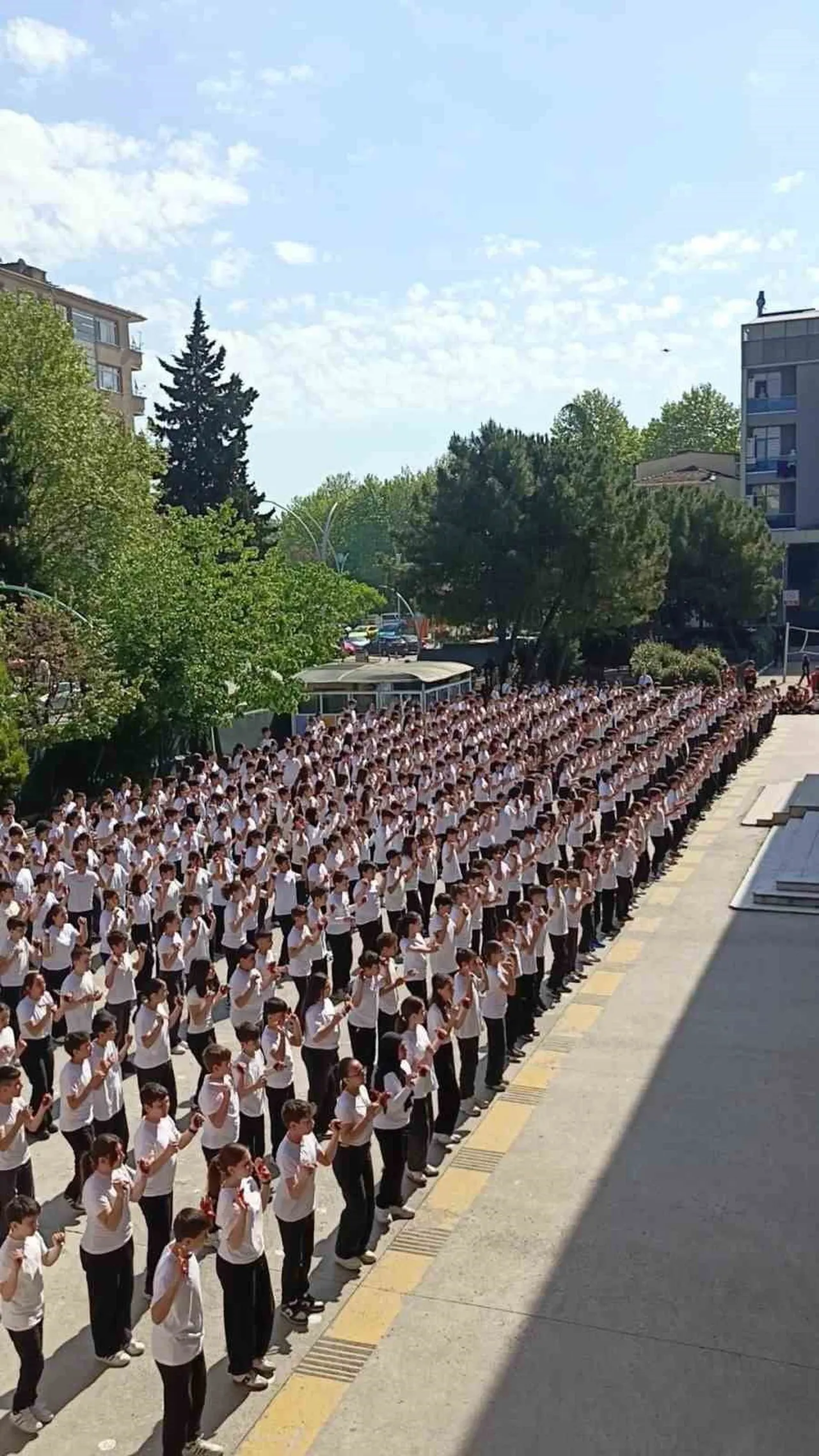 KOCAELİ'NİN İZMİT İLÇESİNDE 537 ORTAOKUL ÖĞRENCİSİ, HAFTALAR SÜREN HAZIRLIKLARIN ARDINDAN OKUL...