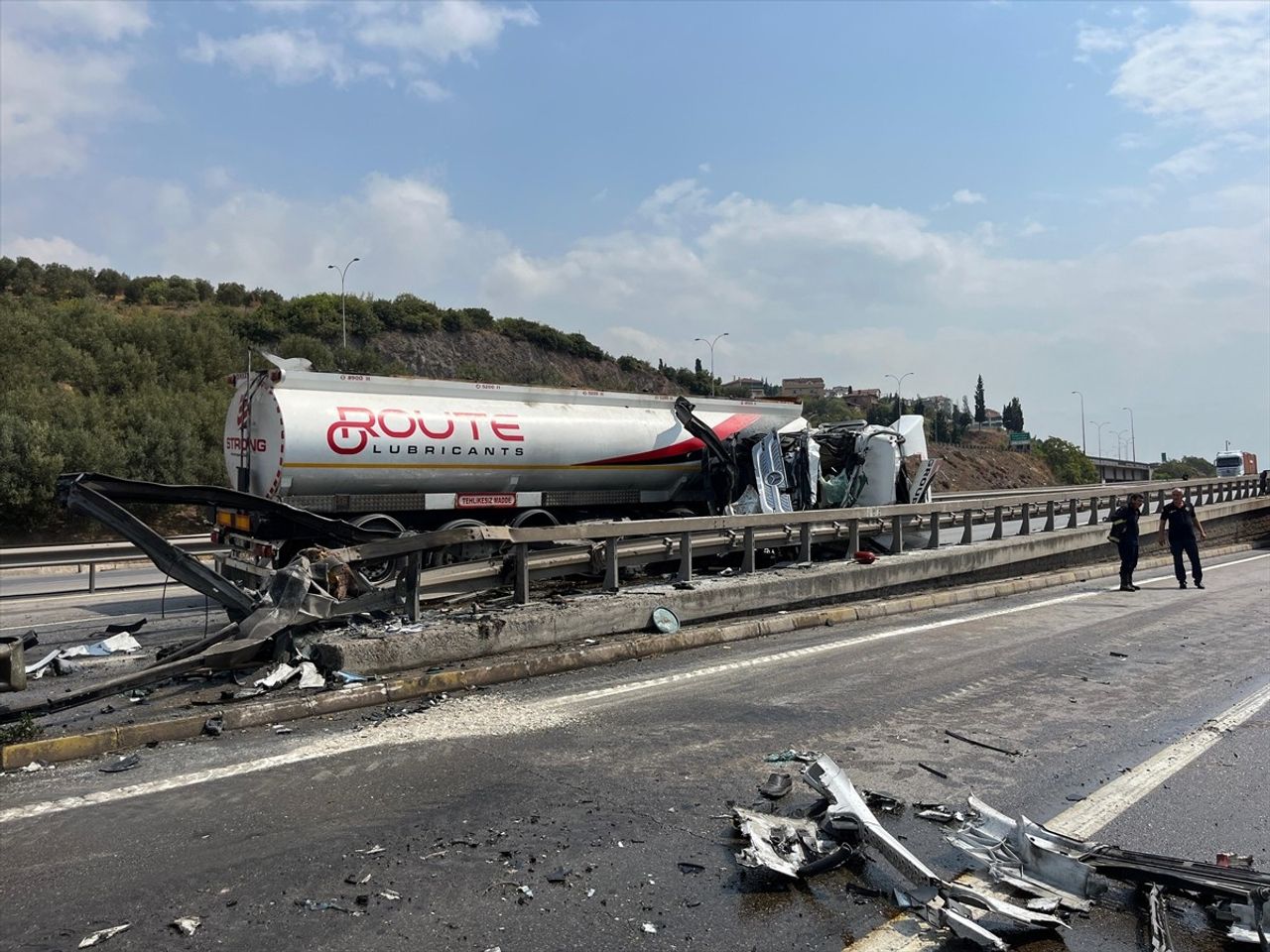 Kocaeli'nin Körfez ilçesinde yön levhasına çarpan tanker, ulaşımda aksamaya neden oldu.