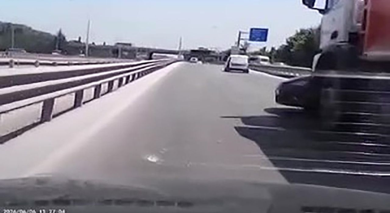 KOCAELİ’NİN BAŞİSKELE İLÇESİNDE KAMYONLA ÇARPIŞAN OTOMOBİL, KAMYONUN ÖNÜNDE METRELERCE SÜRÜKLENDİ....