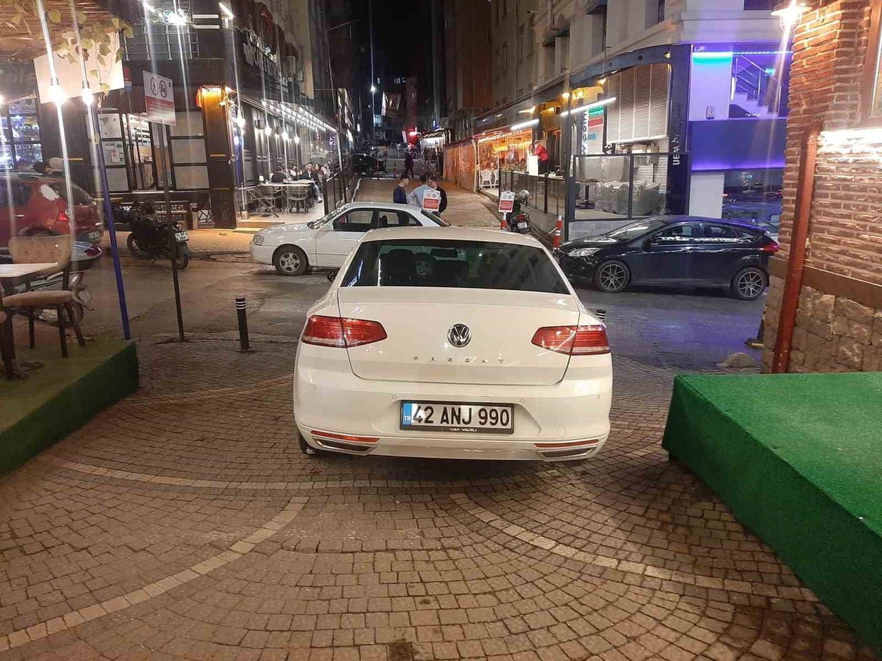 KOMİSYON KARARIYLA ARAÇ TRAFİĞİNE KAPANAN SOKAKTA ARAÇ BİTMİYOR