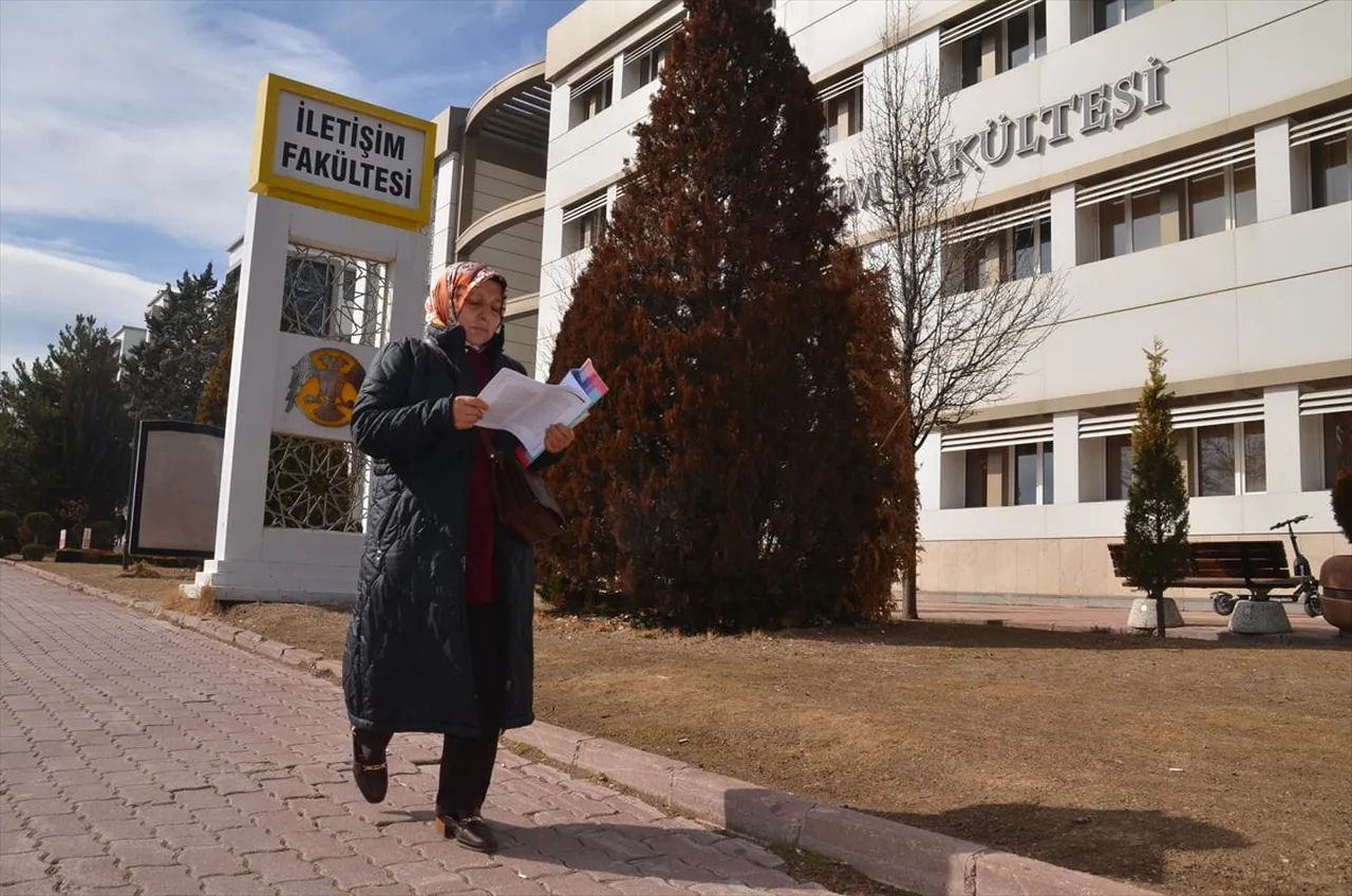 Konya'da 58 yaşındaki Nejla Örs, eşinin desteğiyle başladığı üniversitede çalışkanlığı ve azmiyle...
