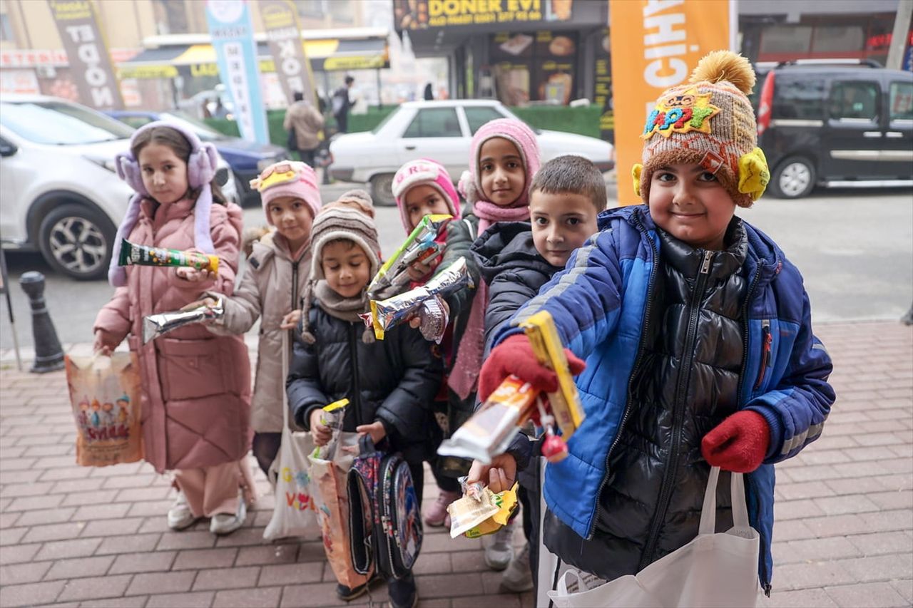 Konya'da Regaip Kandili'nin sabahında çocuklar, "şivlilik" denilen şekerlemeleri toplayarak...