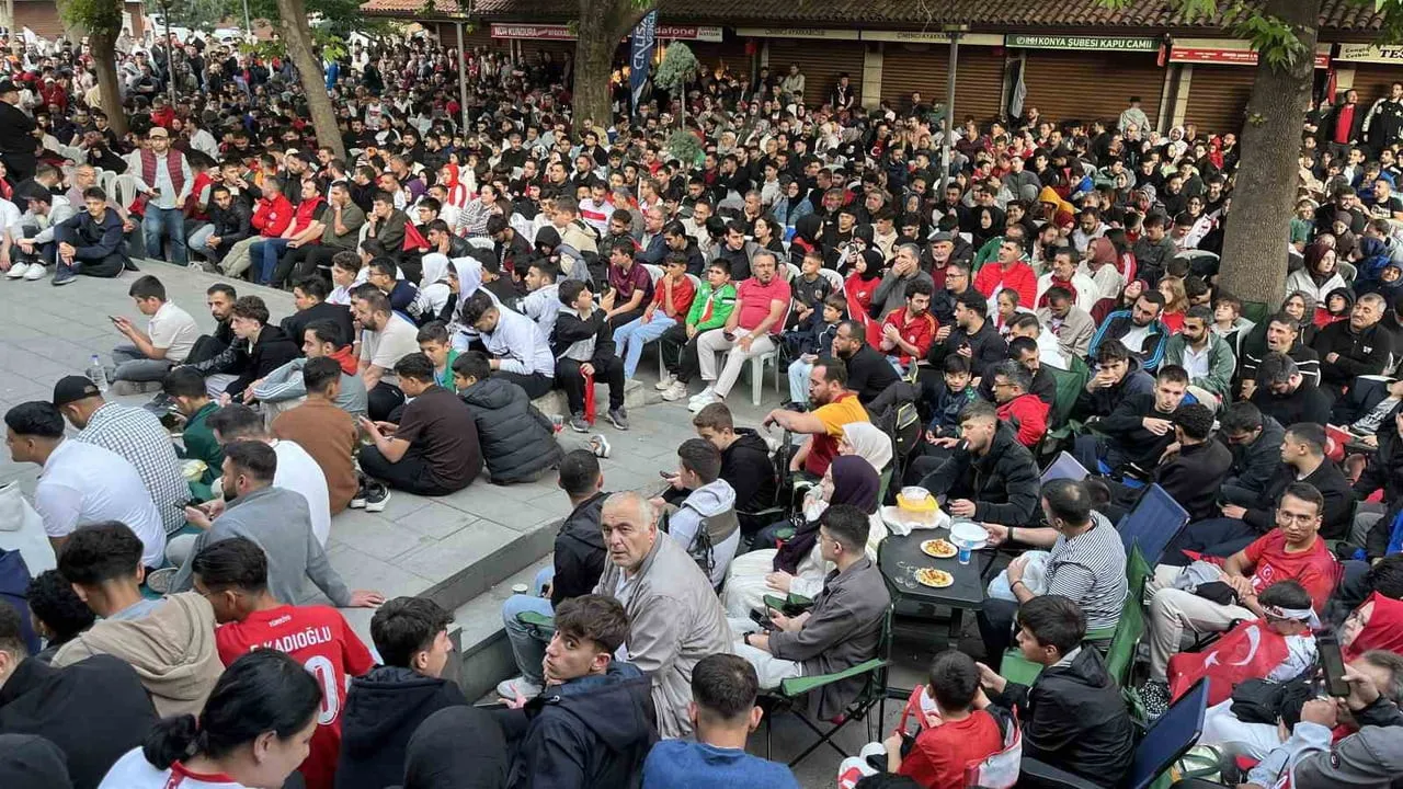 KONYA'DA YÜZLERCE VATANDAŞ, A MİLLİ FUTBOL TAKIMI'NIN 2026 FIFA DÜNYA KUPASI D GRUBU'NDA...