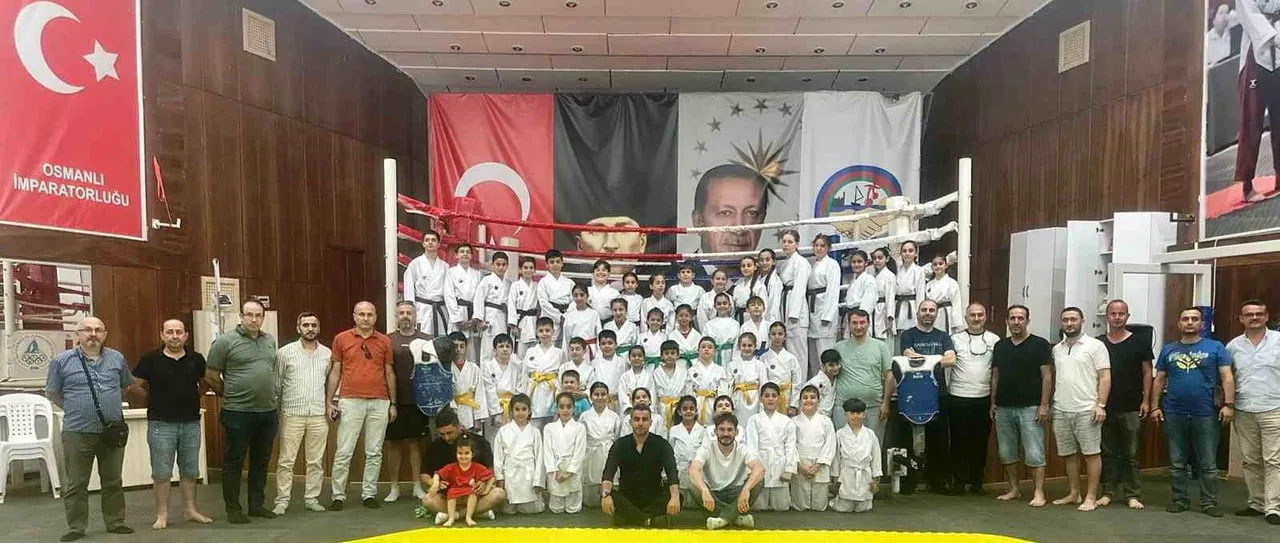 KÖRFEZ'DE DÜZENLENEN KARATE KUŞAK SINAVINI BAŞARIYLA GEÇEN 45 SPORCU YENİ KUŞAKLARINI TAKTI.