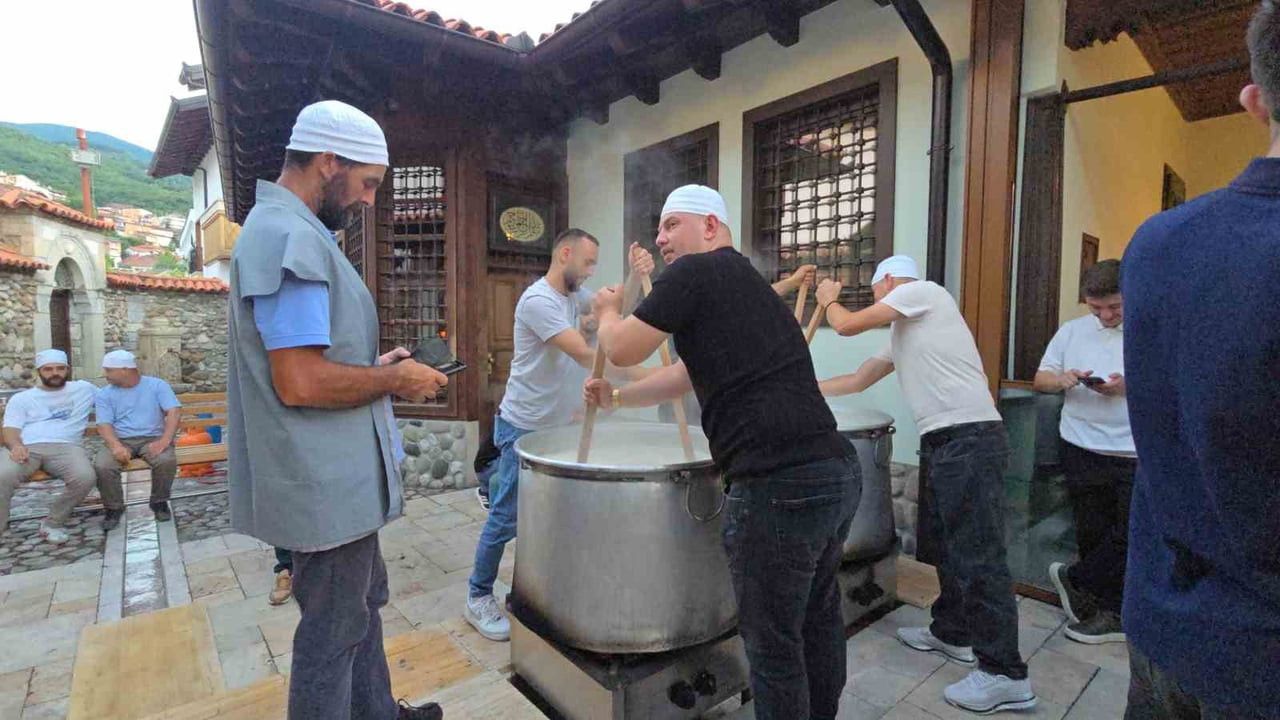 KOSOVA'DA OSMANLI DÖNEMİNDEN KALMA TARİHİ TEKKEDE MUHARREM AYI DOLAYISIYLA GELENEKSEL AŞURE...