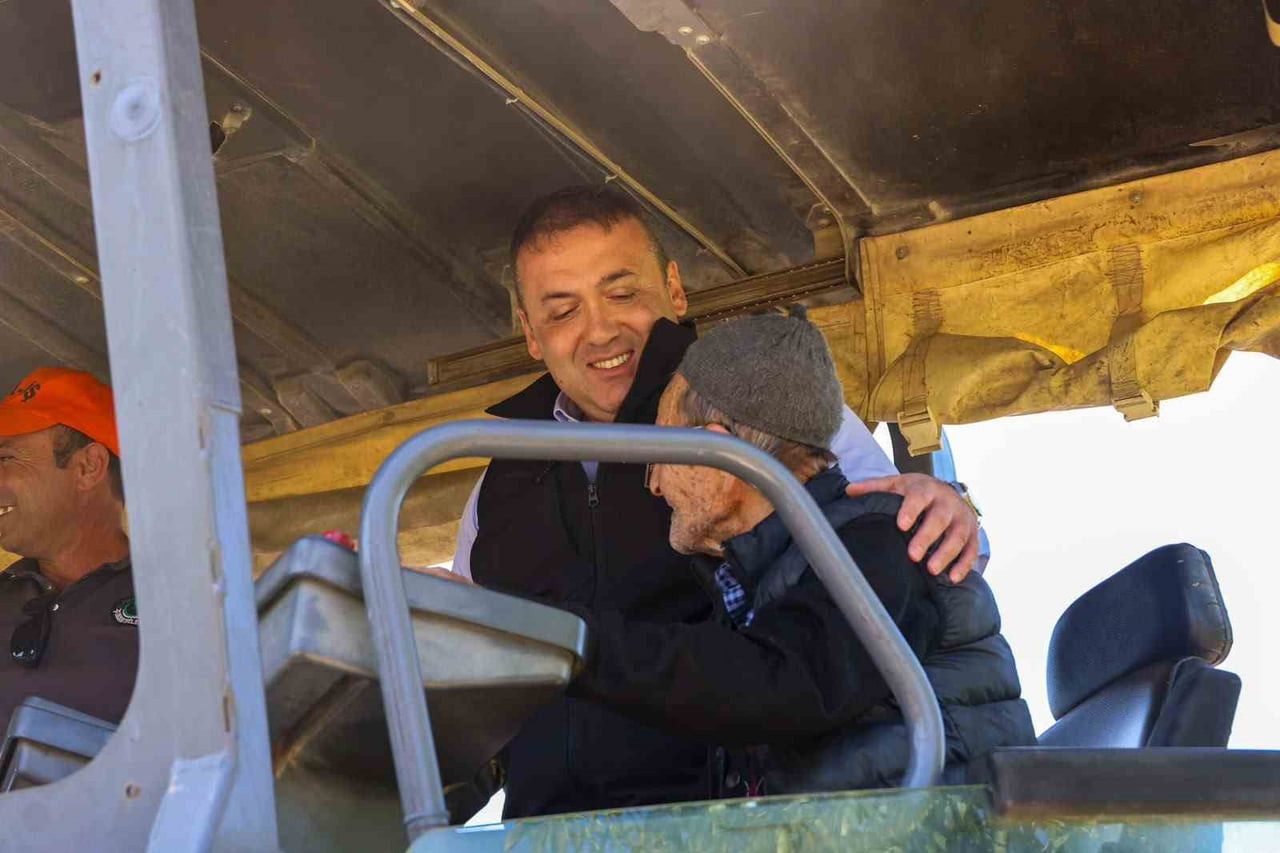 KÖYÜNÜN SICAK ASFALTINI 90 YAŞINDAKİ İLYAS AMCA DÖKTÜ
