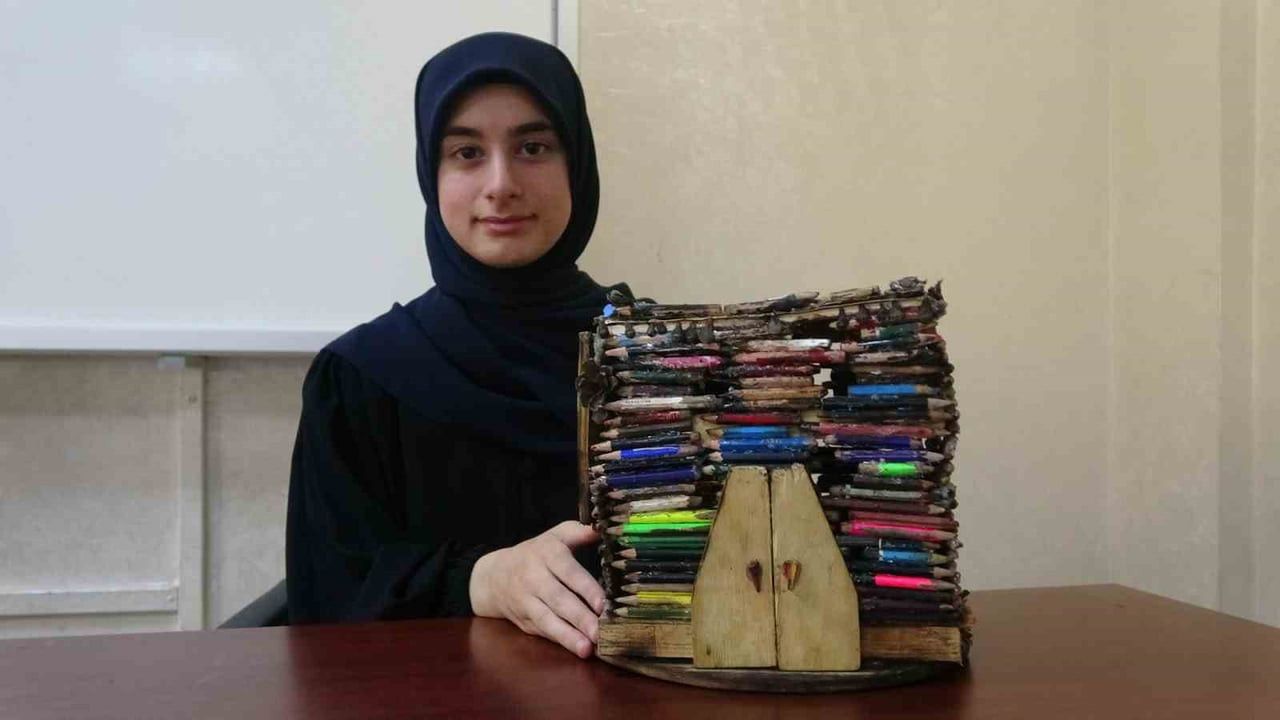 KÜÇÜLEN KALEMLERDEN MİNYATÜR EV YAPTI