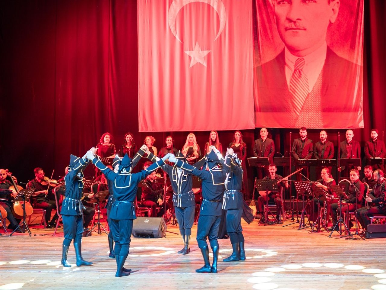 Kültür ve Turizm Bakanlığına bağlı İzmir Devlet Türk Dünyası Dans ve Müzik Topluluğu, Güzel...