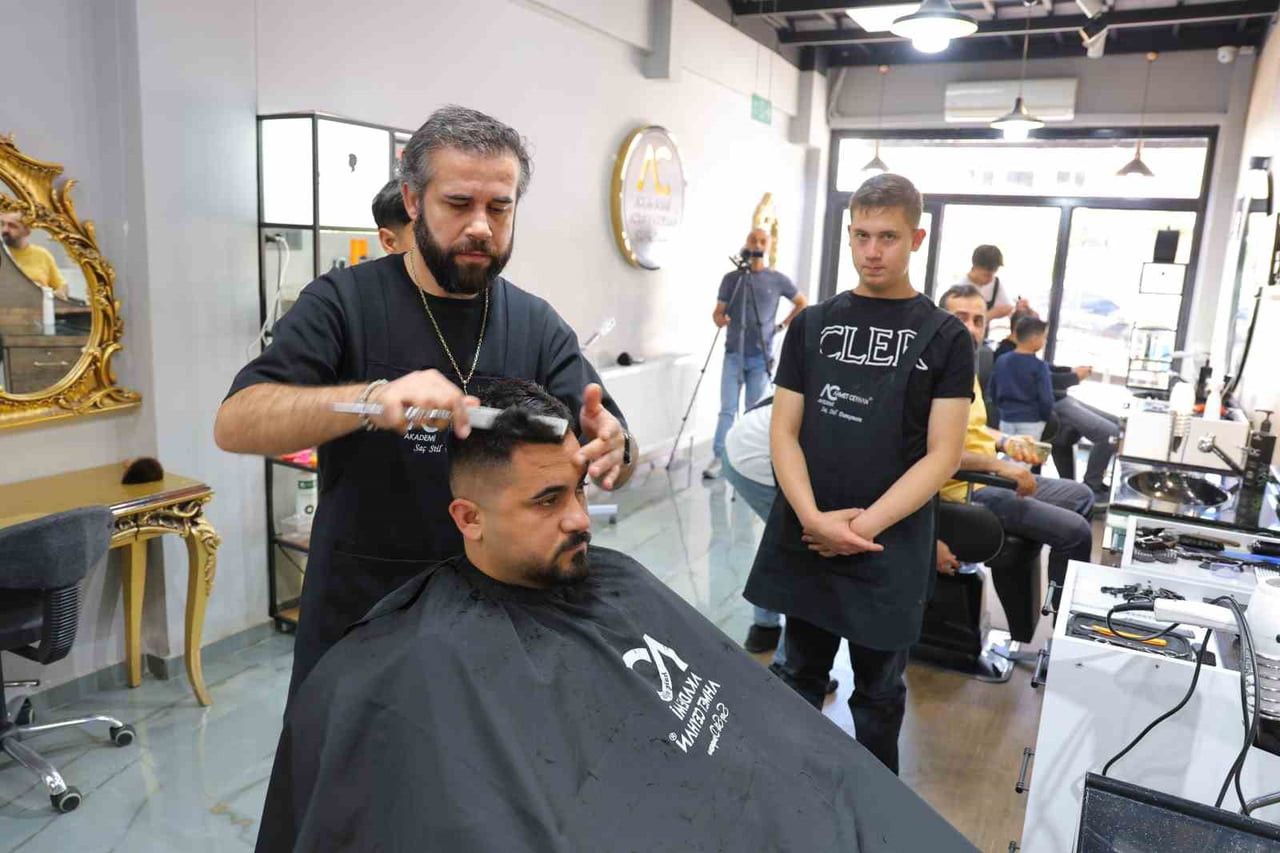 KURBAN BAYRAM AREFESİ ÖNCESİNDE YOĞUN MESAİ YAPAN BERBER DÜKKÂNINDA RANDEVU SİSTEMİYLE HİZMET...