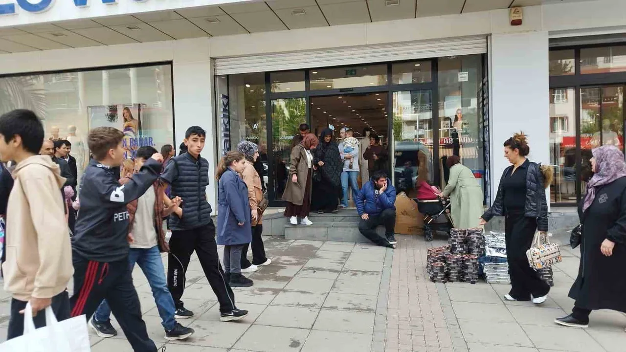 KURBAN BAYRAMI'NA SAYILI GÜNLER KALA MUŞ'TA BAYRAM ALIŞVERİŞİ YOĞUNLUĞU YAŞANMAYA BAŞLADI.