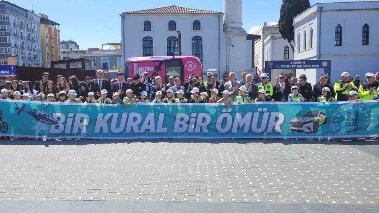 KURULAN STANT VE EĞİTİM PARKURLARI İLE ÇOCUKLAR AKÜLÜ ARAÇLARLA TRAFİK KURALLARINI ÖĞRENİRKEN...